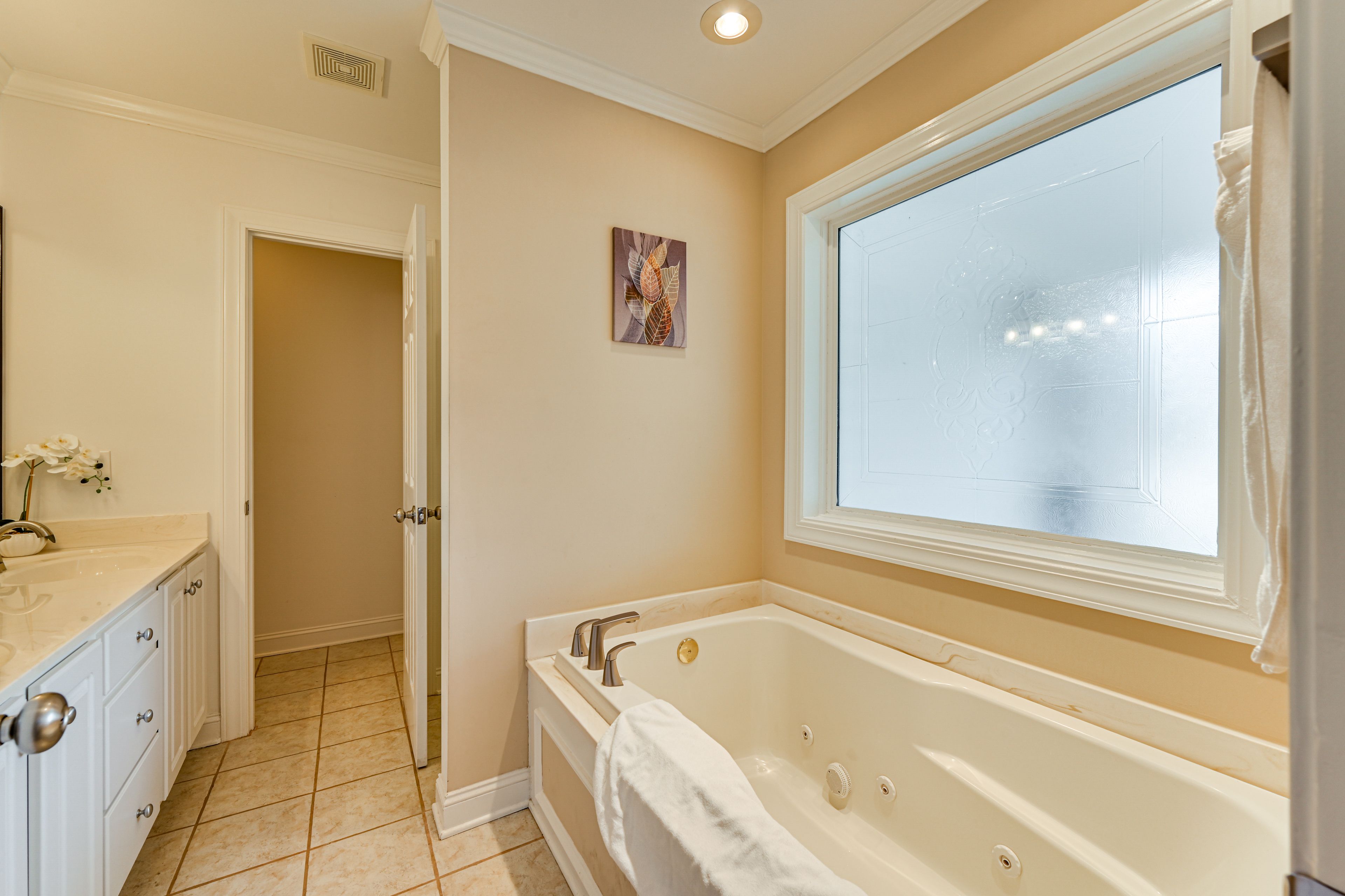 Full Bathroom | 1st Floor | Towels Provided