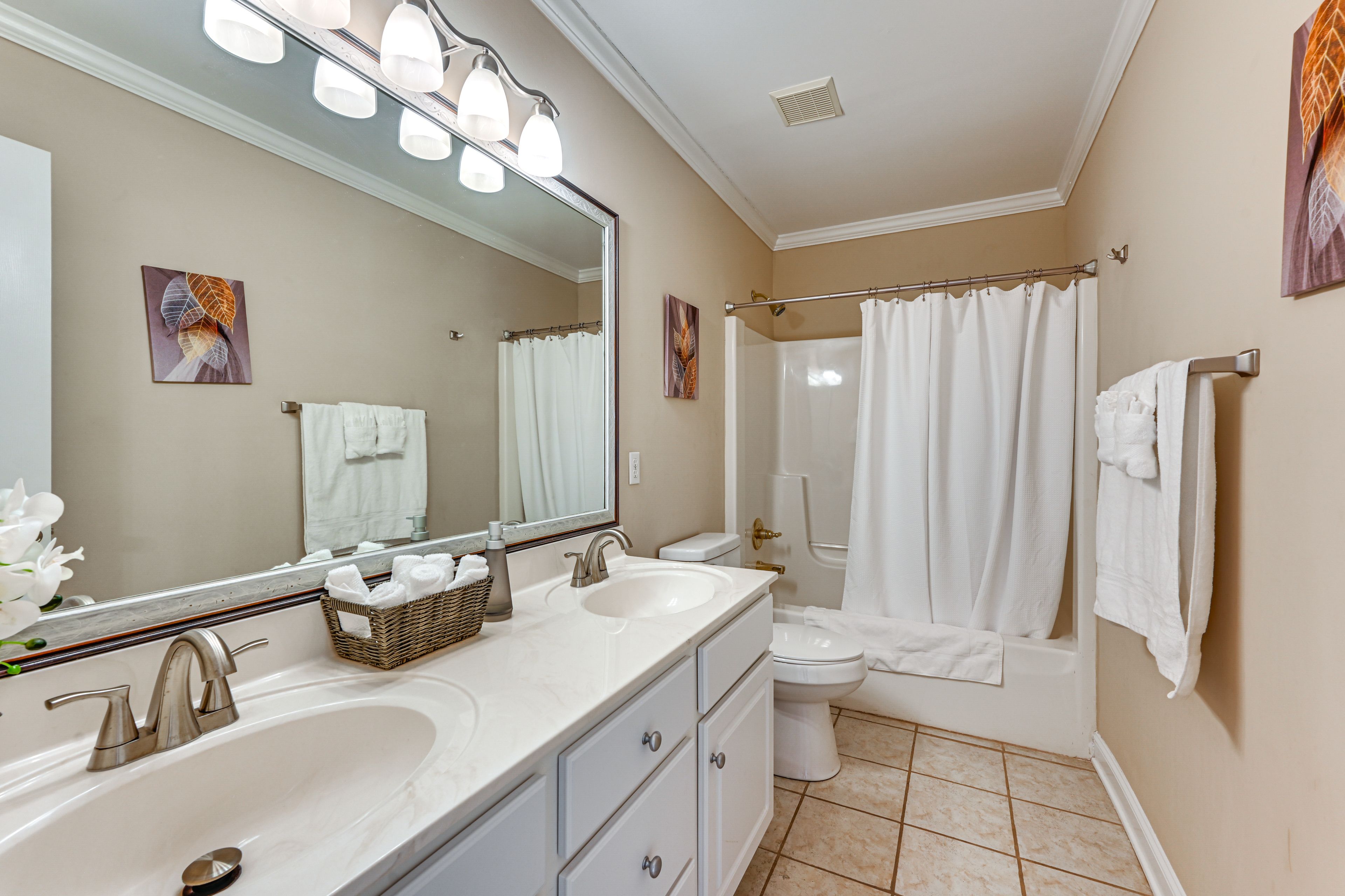 Full Bathroom | 1st Floor | Towels Provided