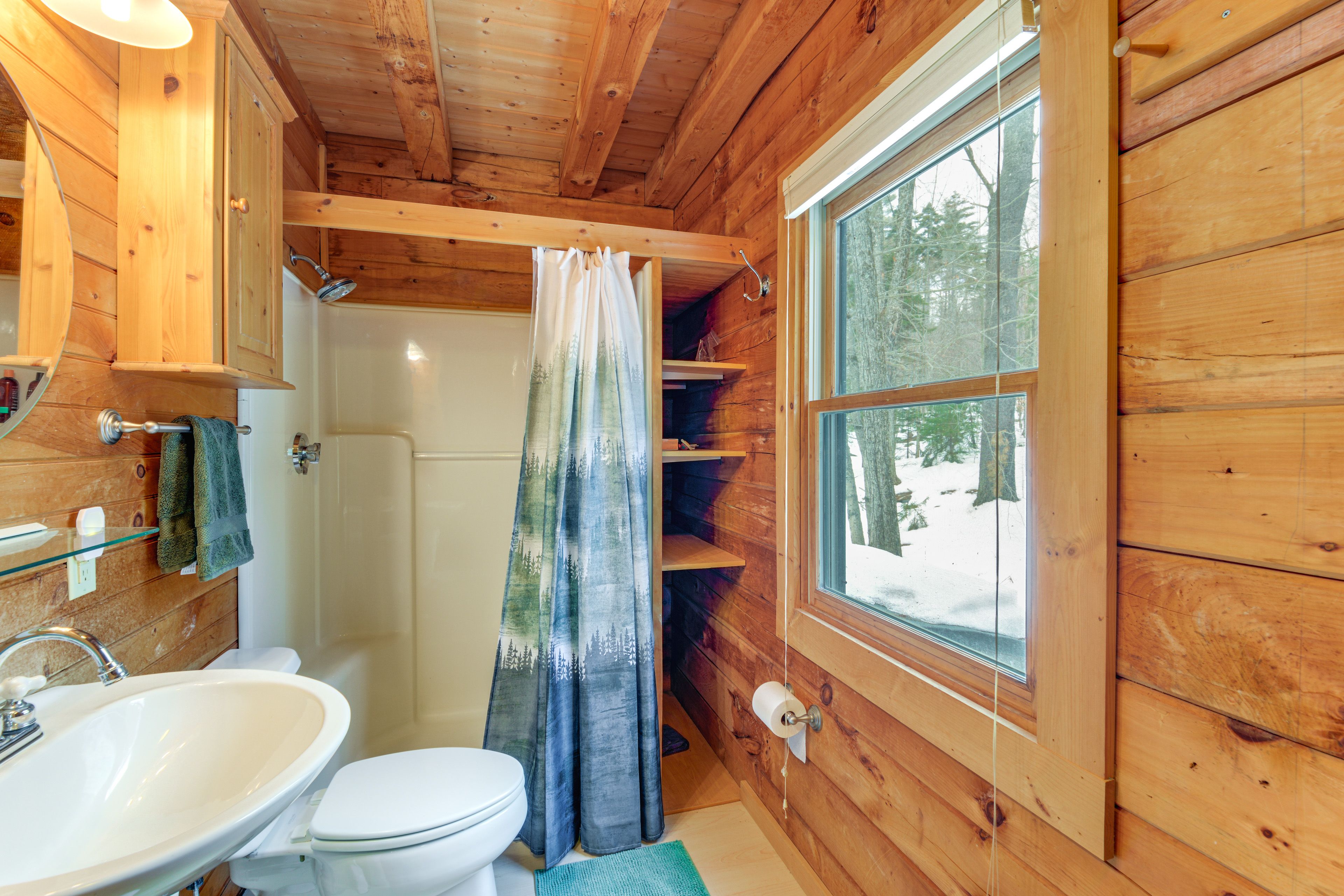 Full Bath | Towels | Main Level