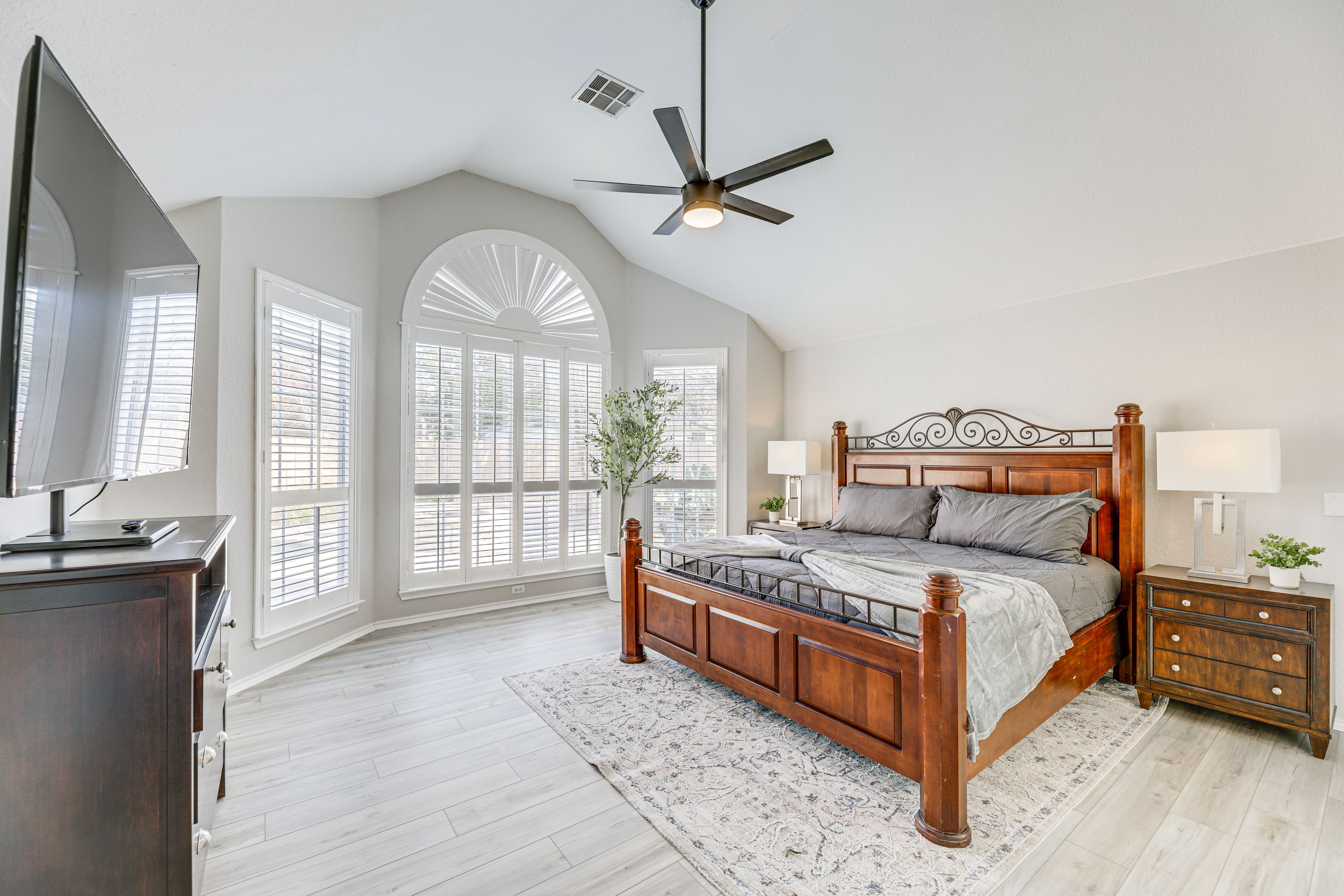 Bedroom 1 | King Bed | Linens Provided | En-Suite Bathroom