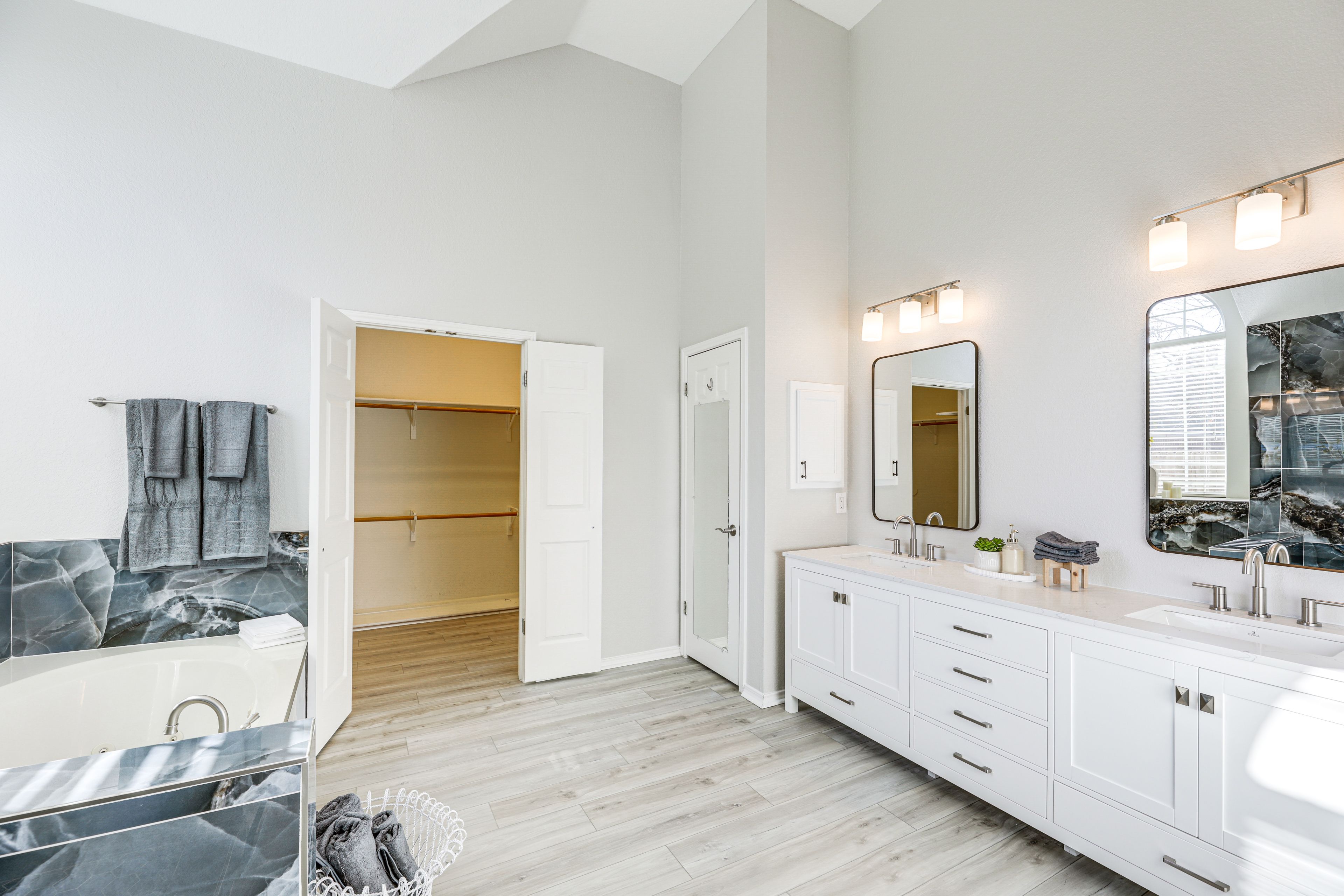 Full Bathroom | Towels Provided | Walk-In Closet
