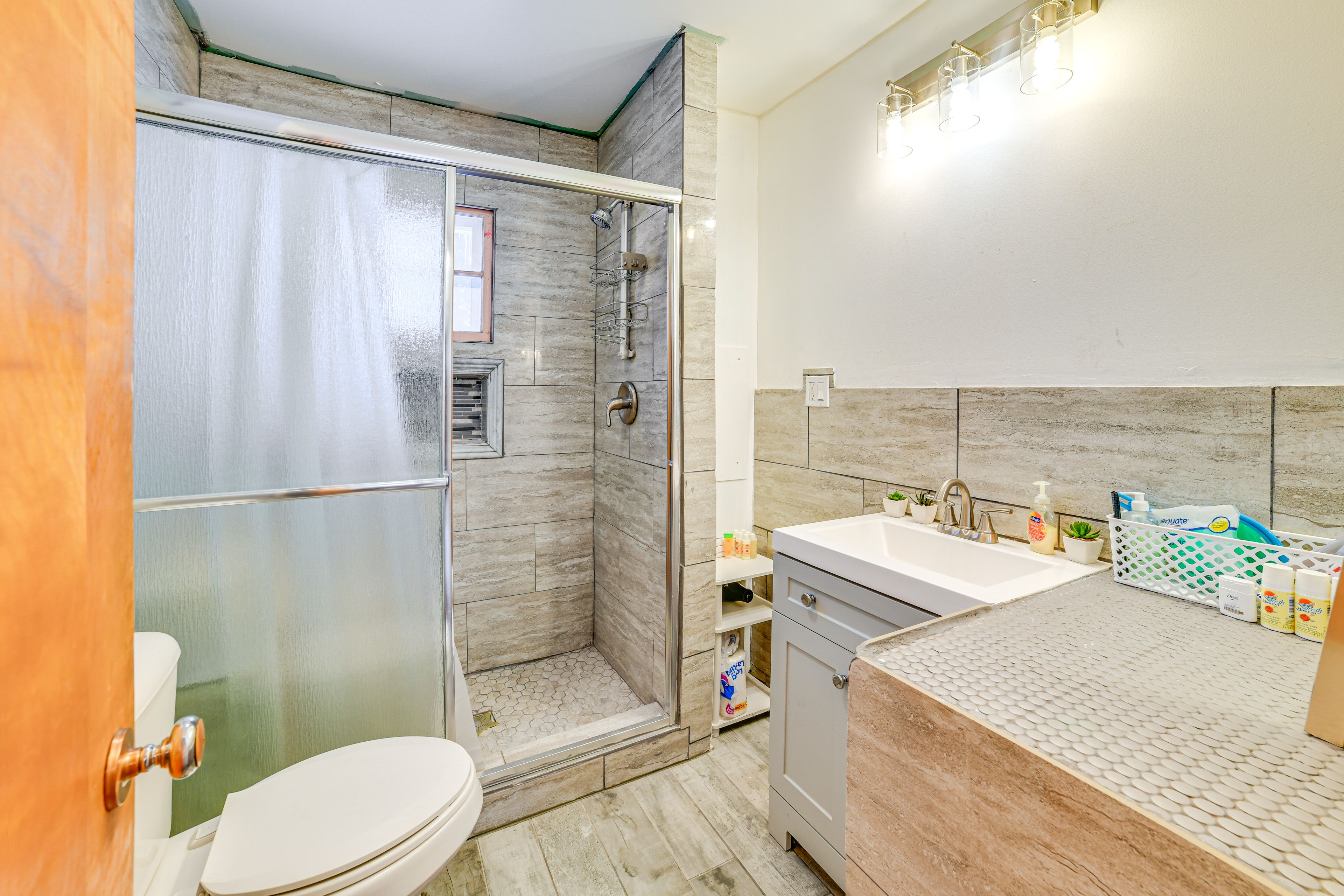 Full Bathroom | Towels Provided