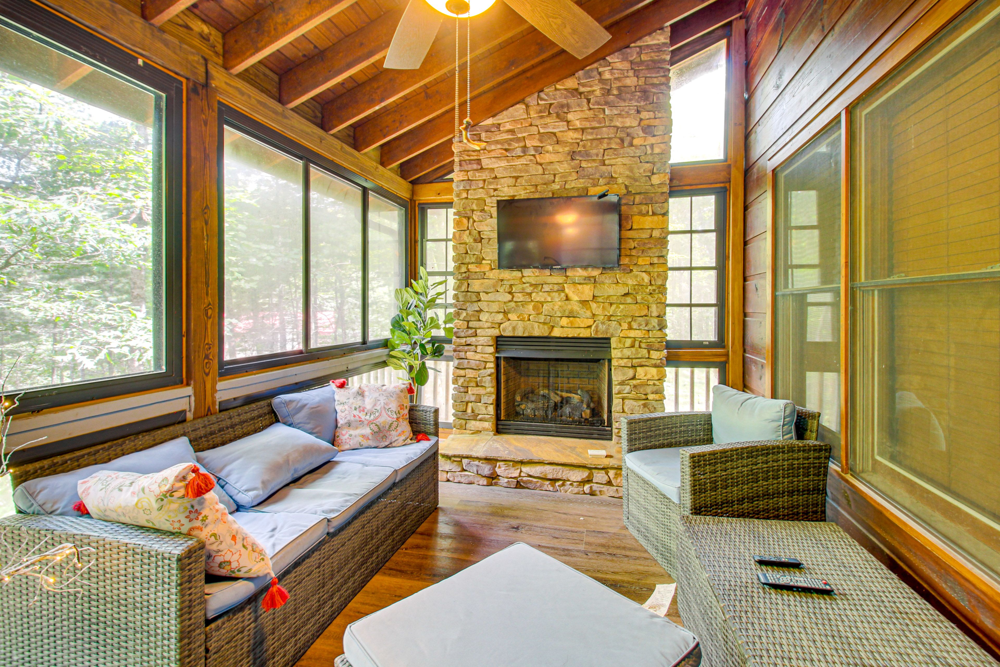 Cherry Log Vacation Rental | 3BR | 3BA | 6 Steps to Enter | 2,080 Sq Ft