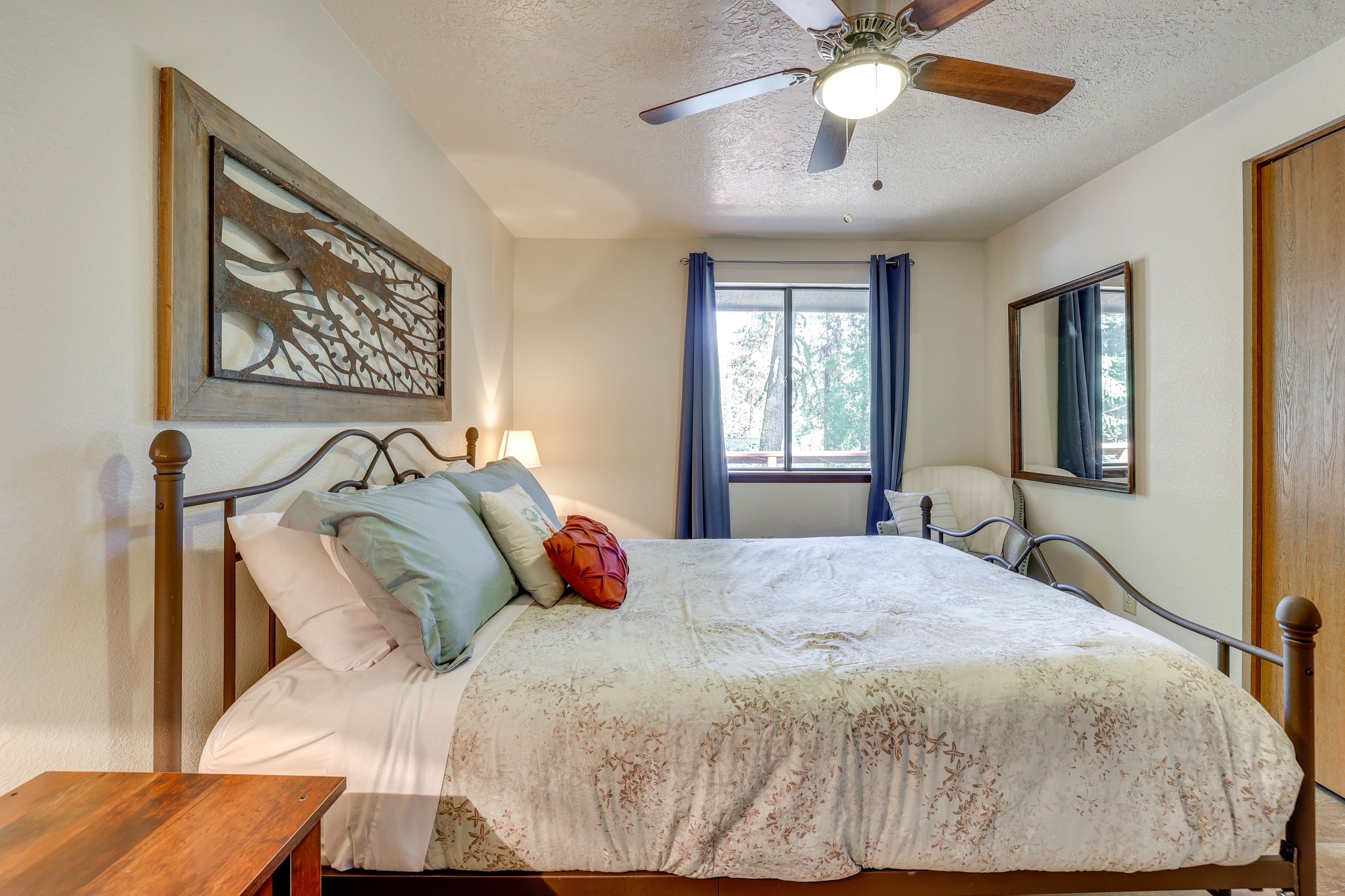 Bedroom 2 | Queen Bed