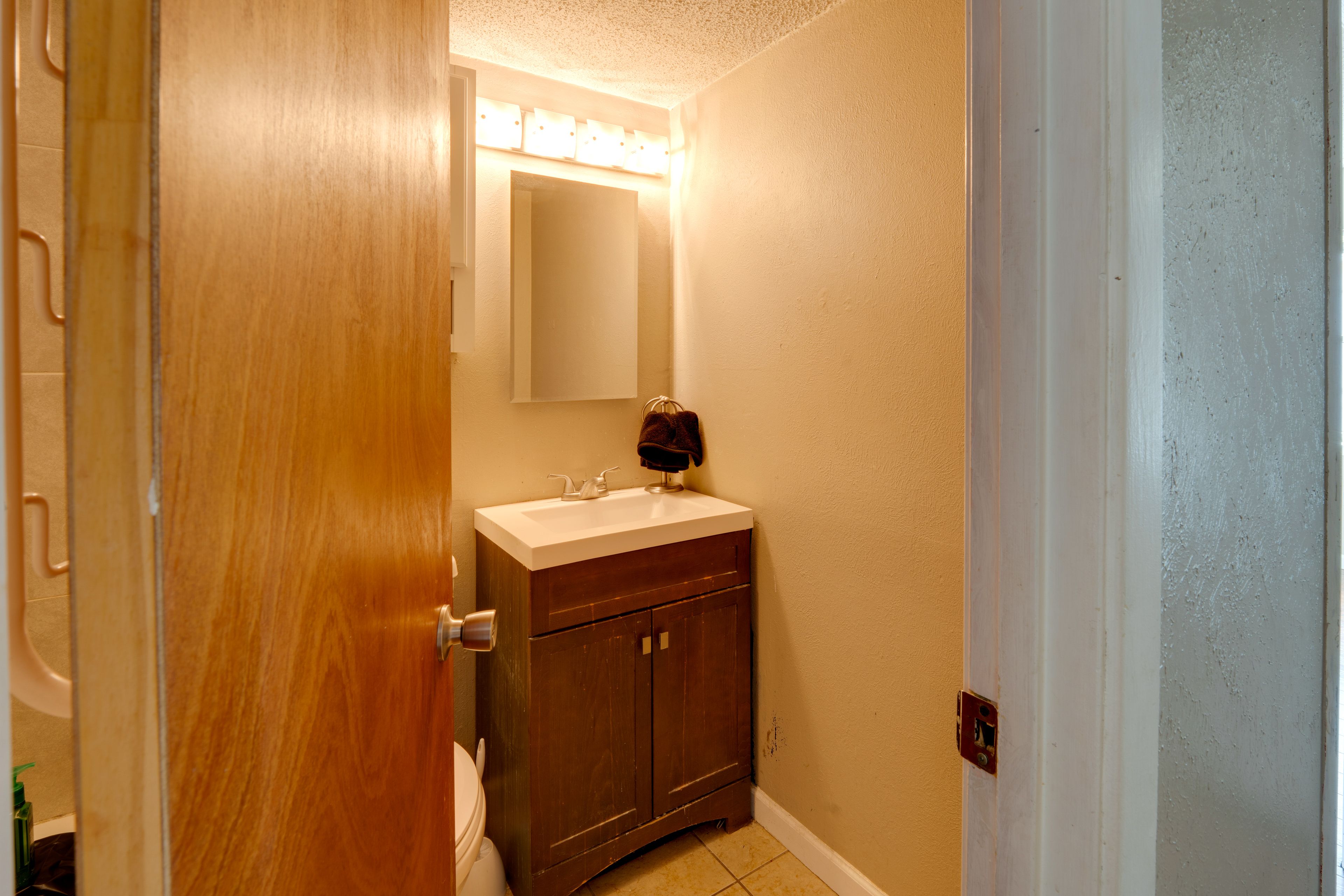 Full Bathroom | Towels Provided
