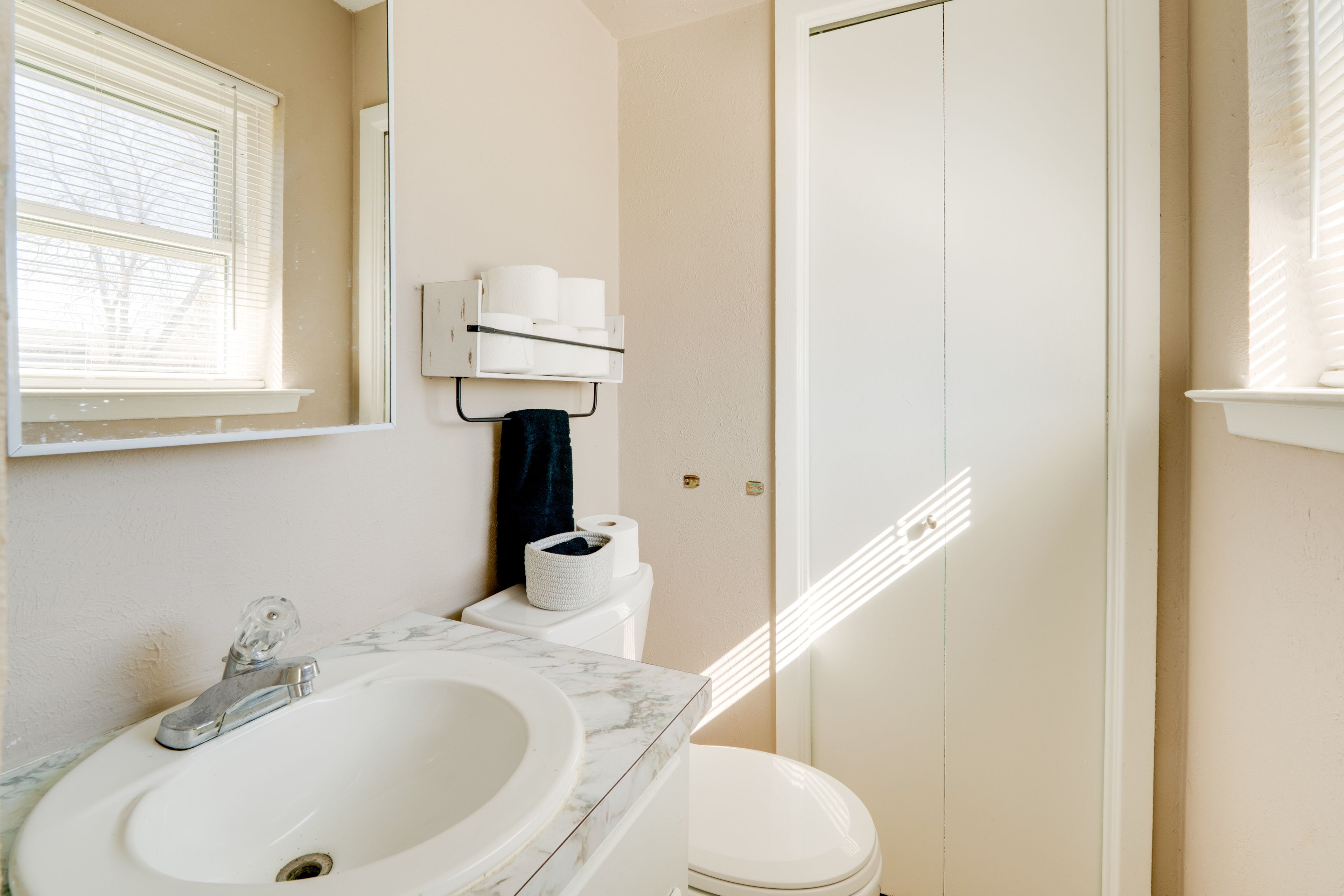 Half Bathroom | Towels Provided
