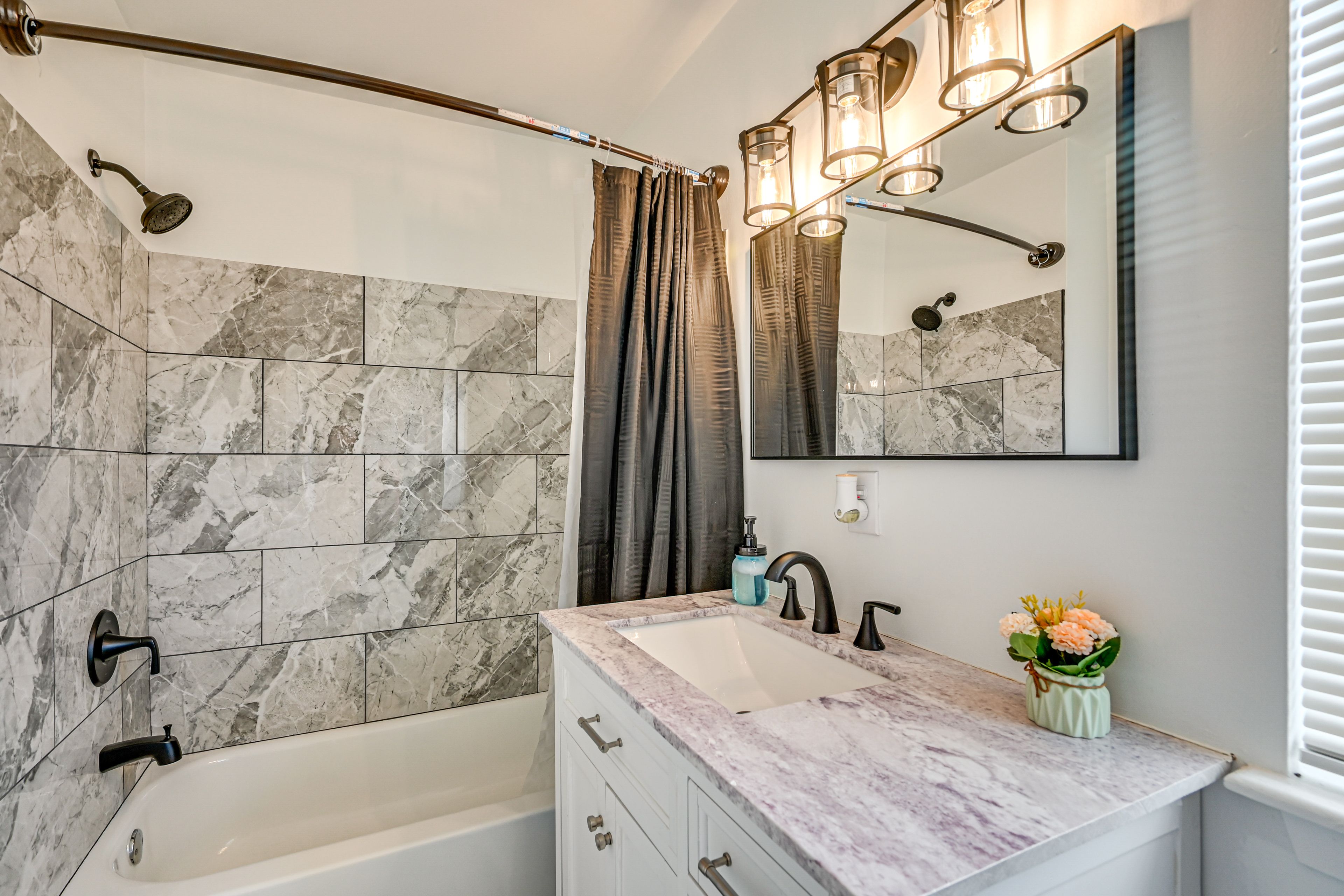 Full Bathroom | 2nd Floor