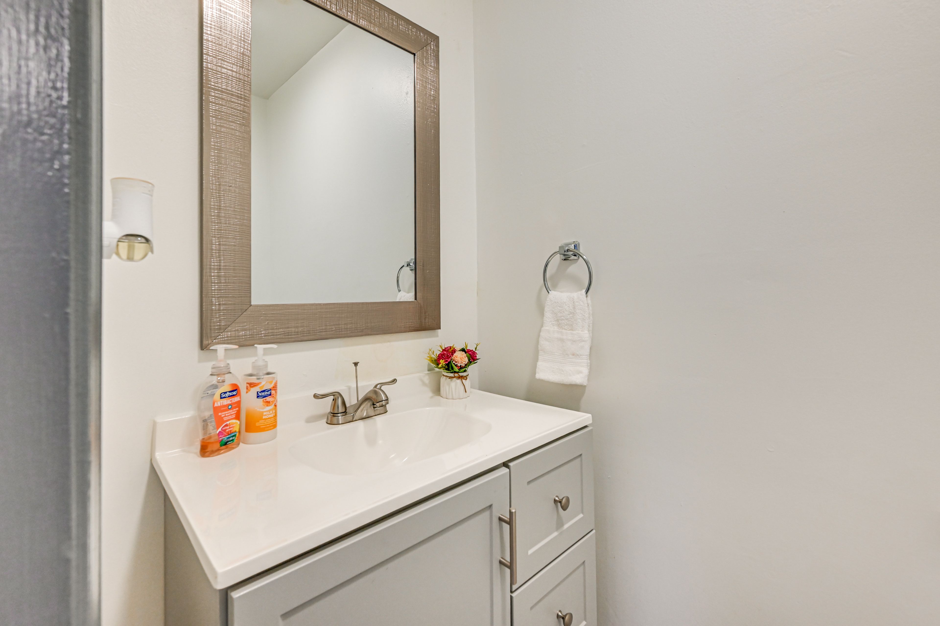 Half Bathroom | 1st Floor | Towels Provided