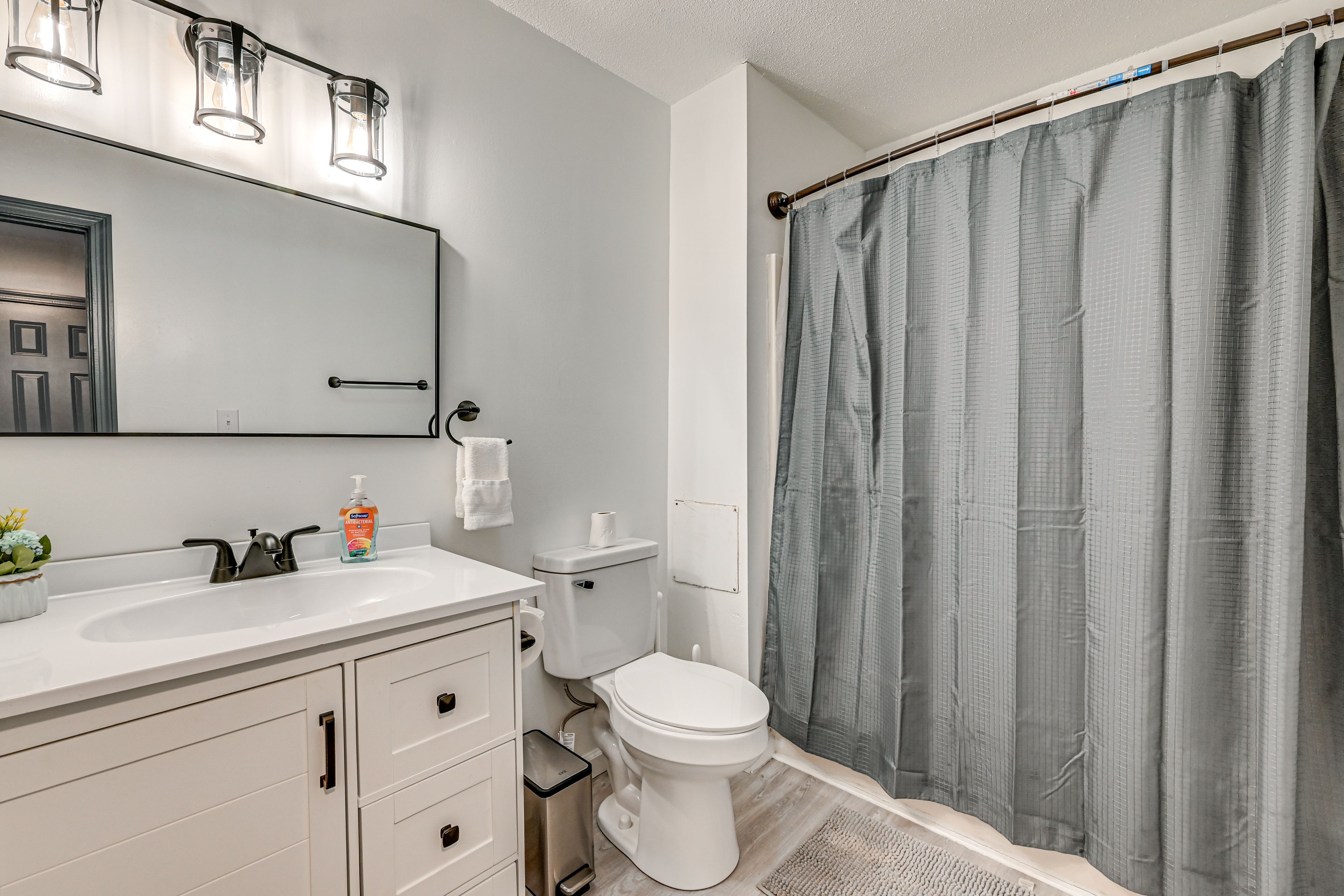 Full Bathroom | 2nd Floor