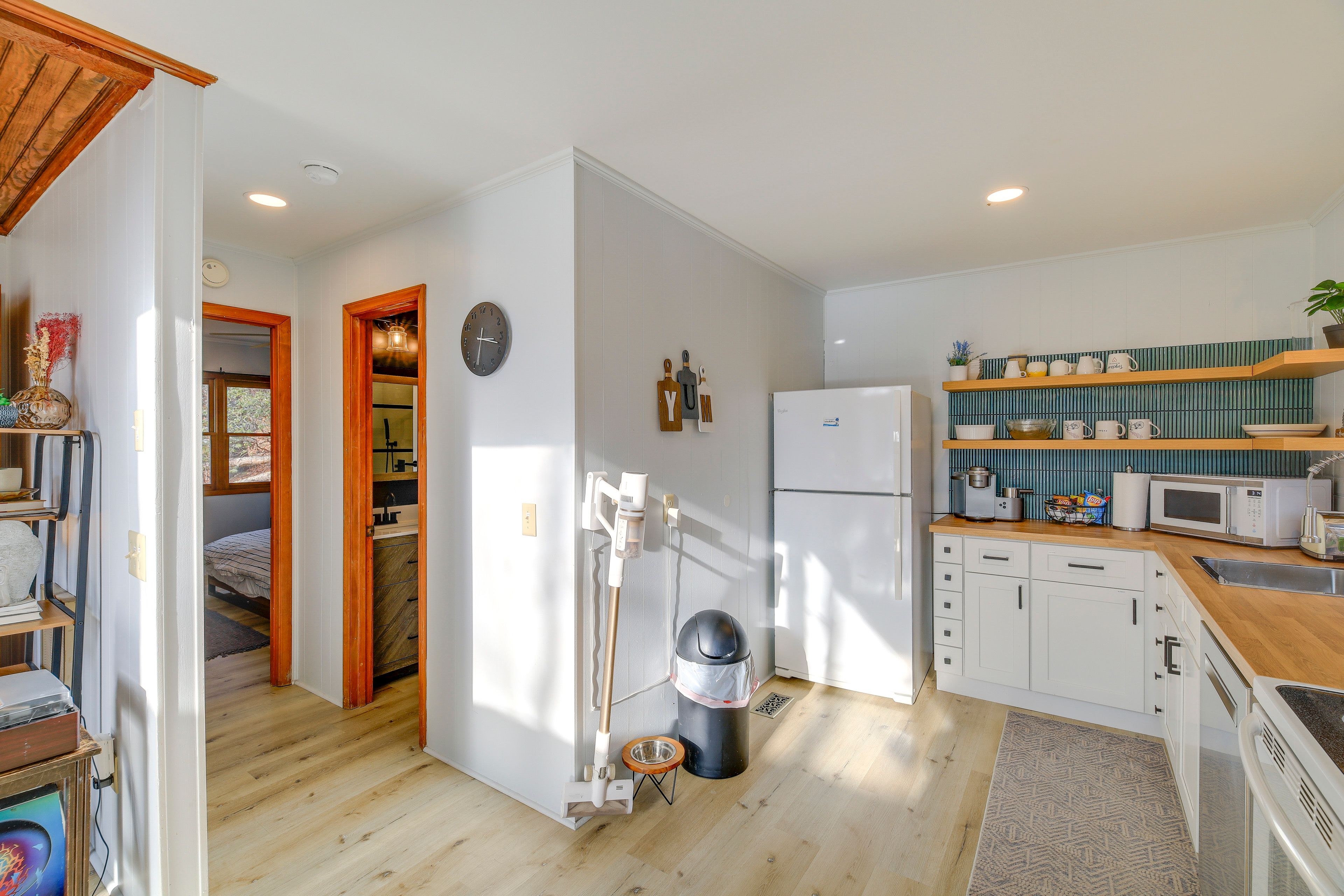 Kitchen | Blender | Toaster | Slow Cooker | 1st Floor