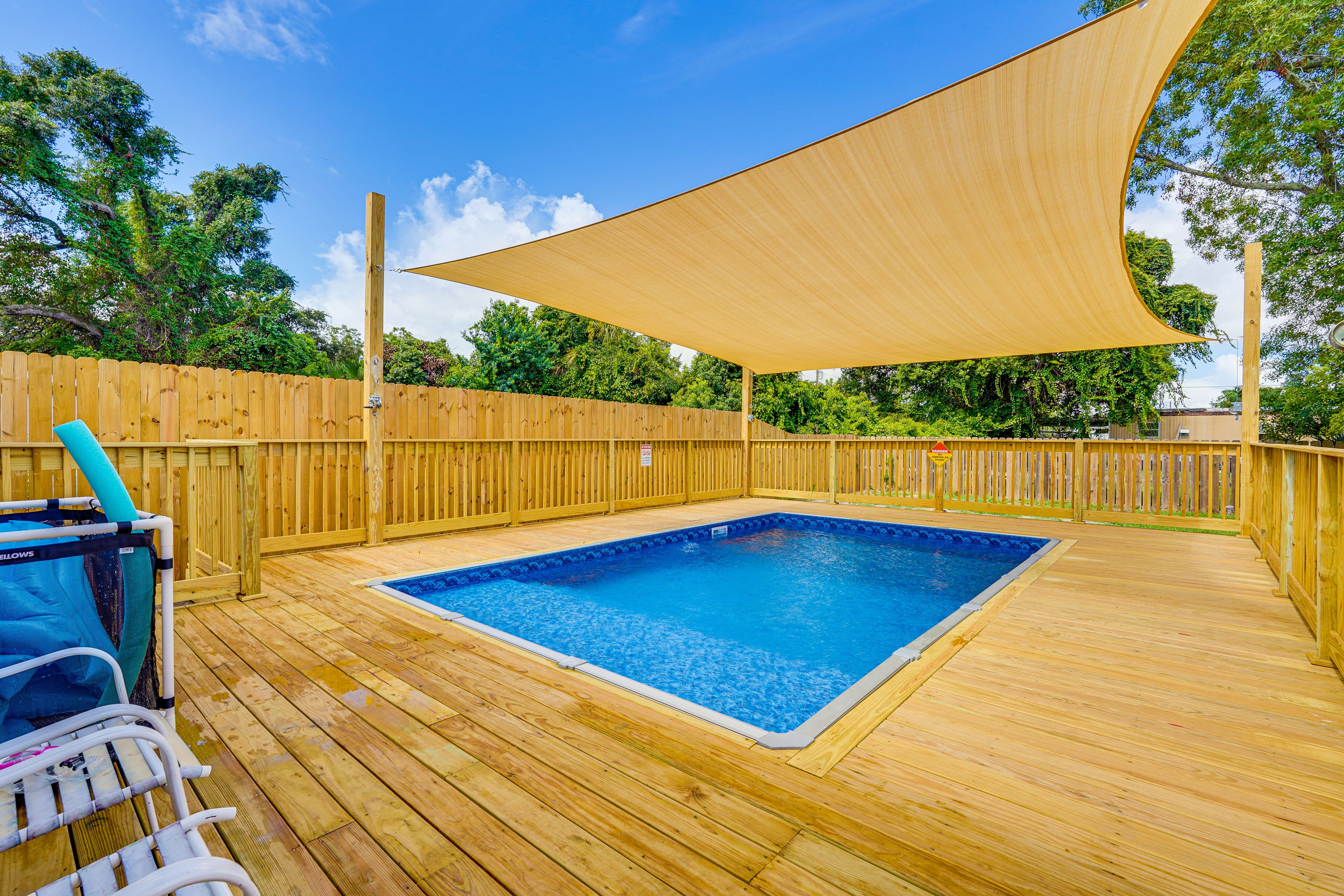 Outdoor Pool (Depth 4')