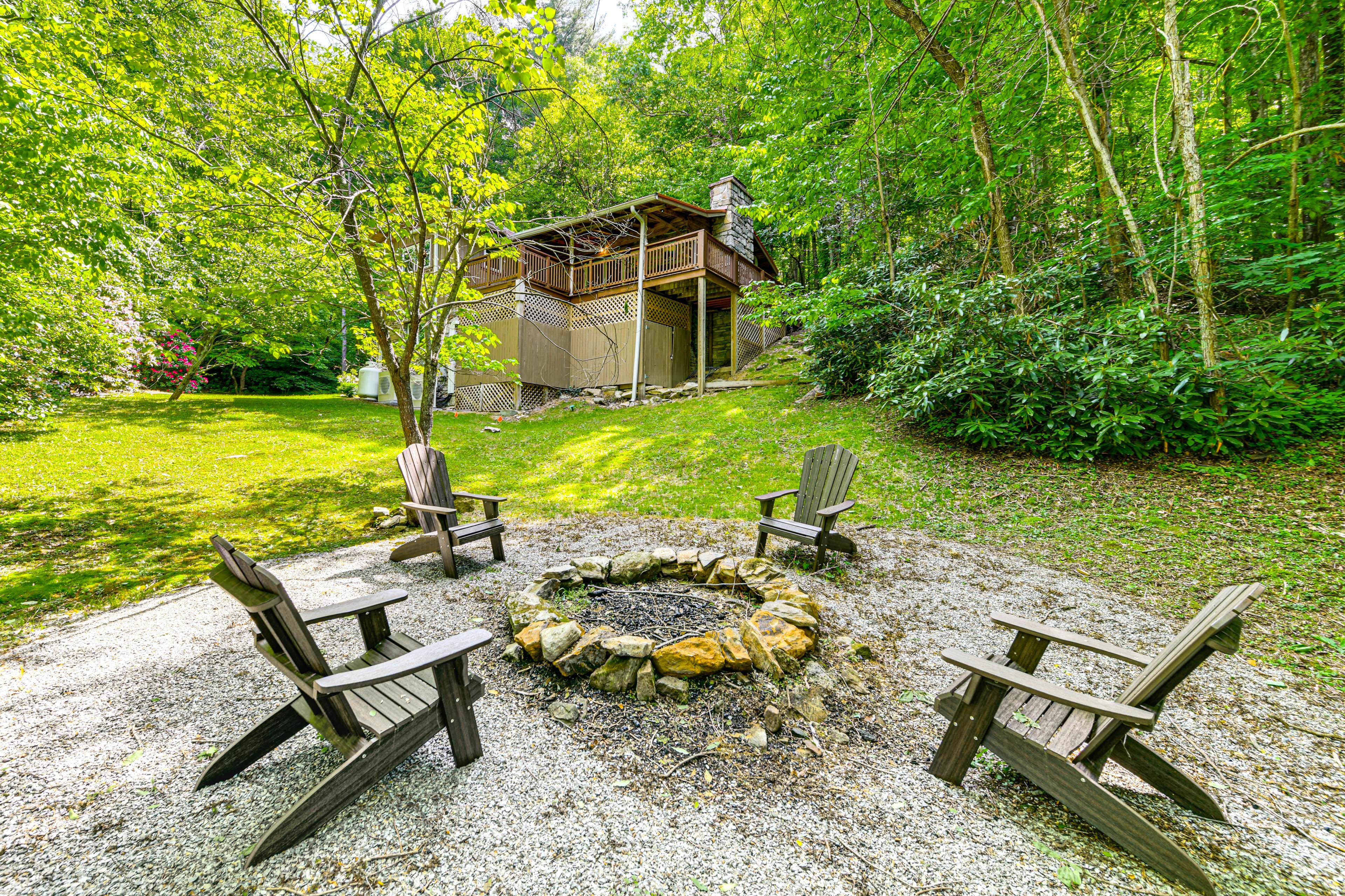 Spacious Yard | Fire Pit (Wood Not Provided)