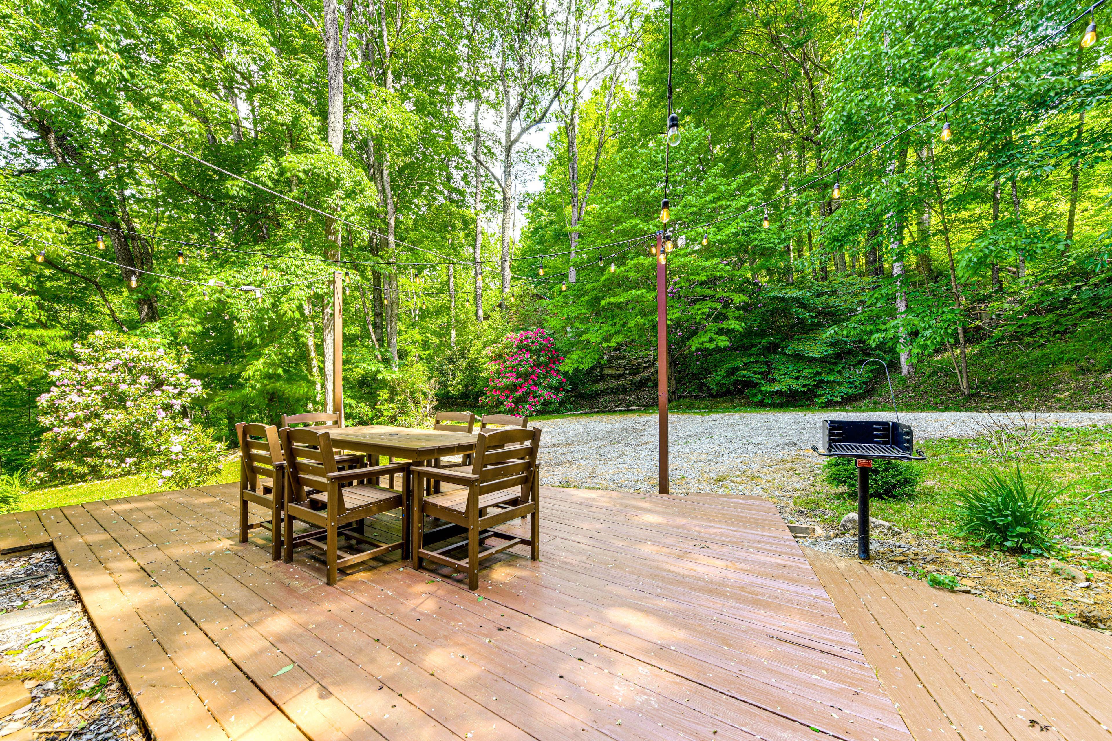 Lower Deck | Outdoor Dining | Charcoal Grill (Charcoal Not Provided)