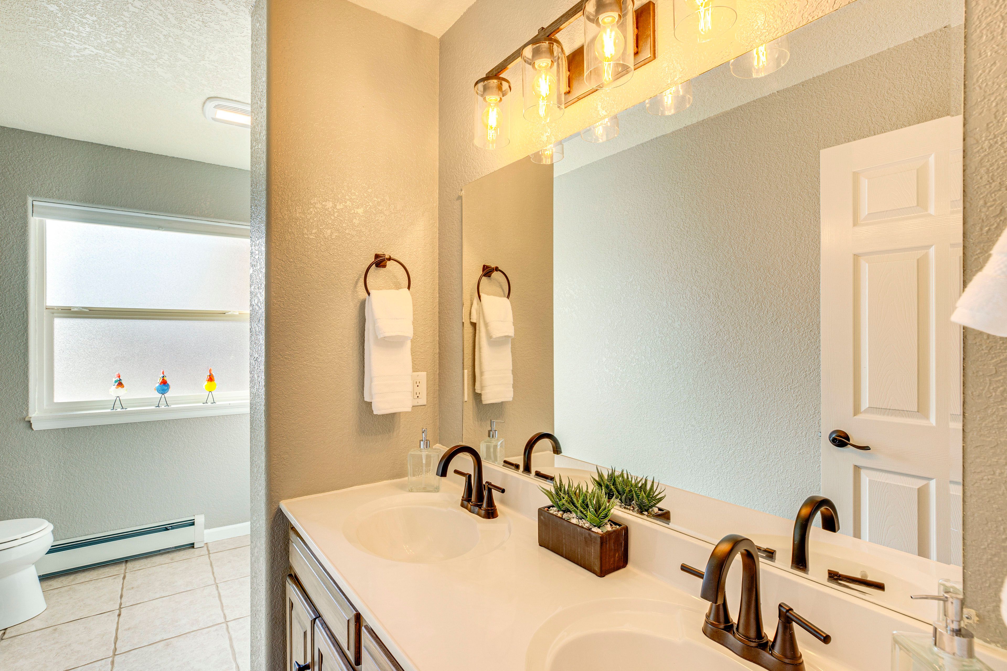 Full Bathroom | Complimentary Toiletries | Hair Dryer