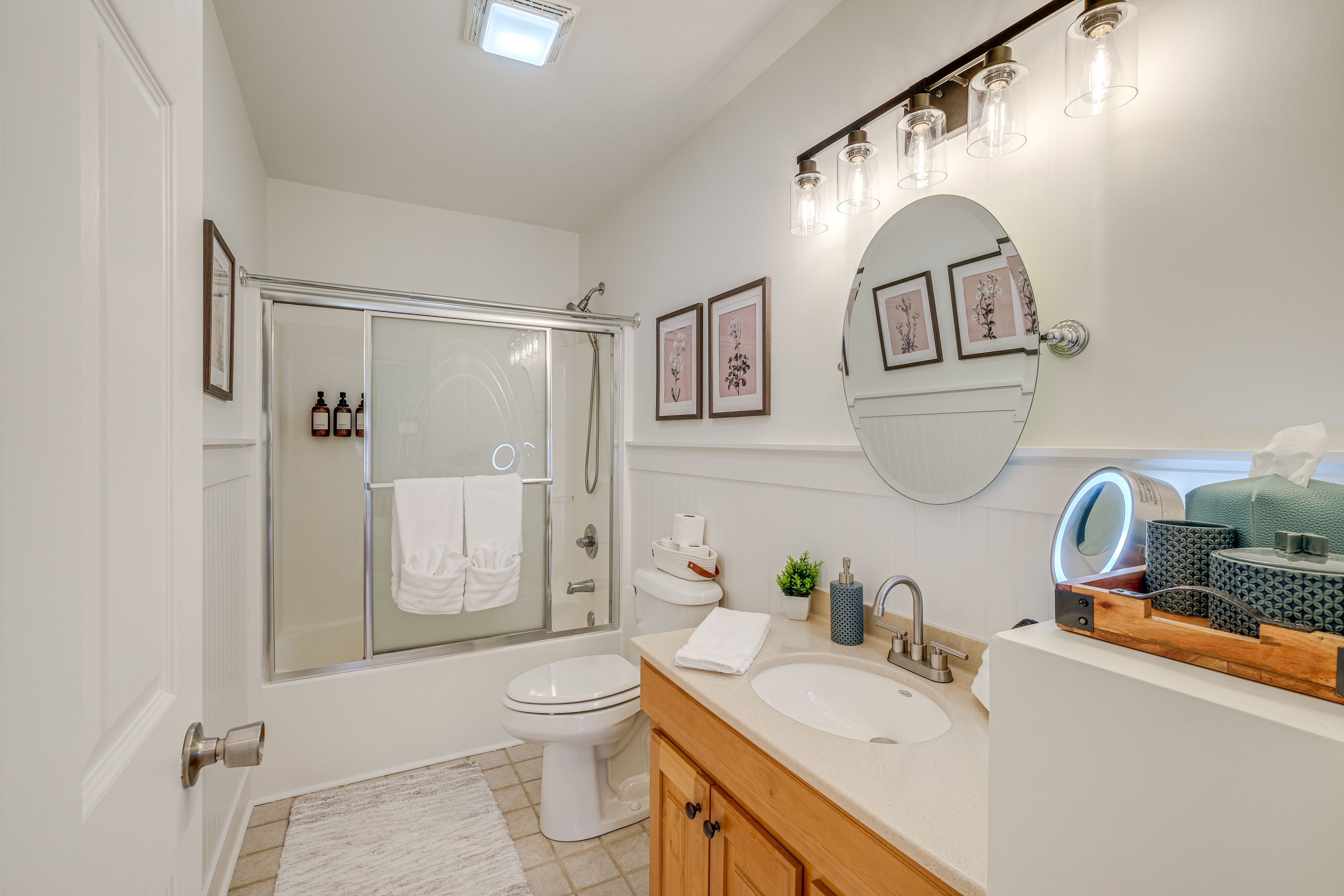 Full Bathroom | Main Level | Towels Provided