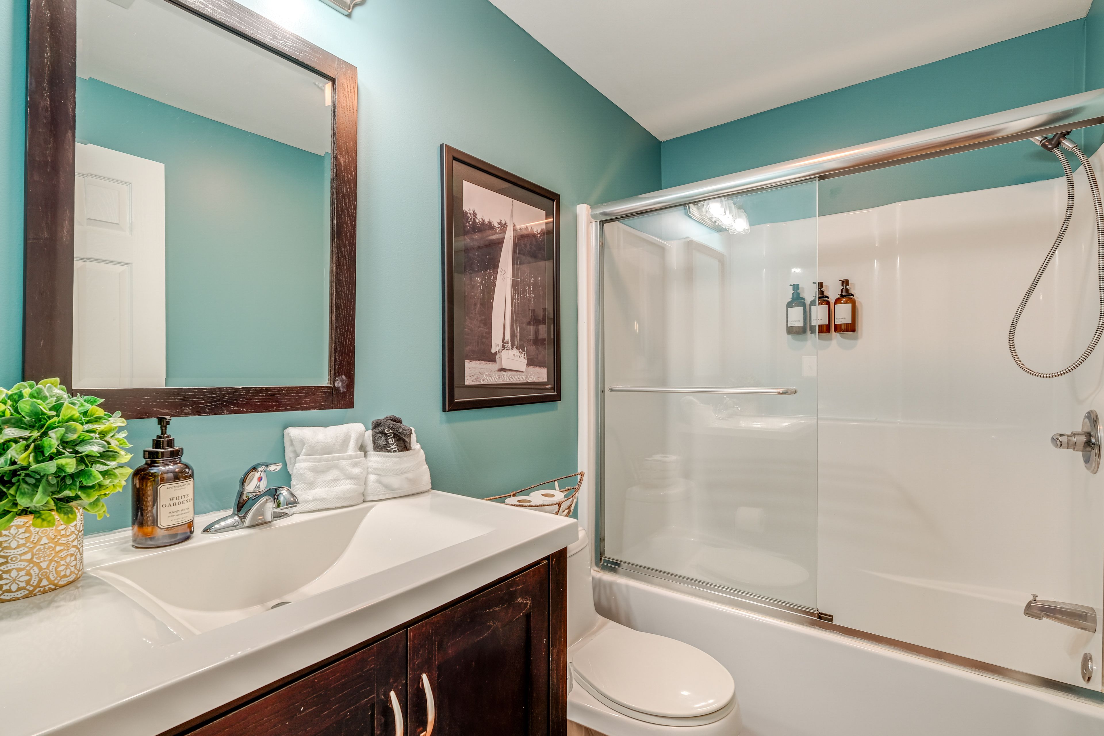 Full Bathroom | Lower Level | Towels Provided