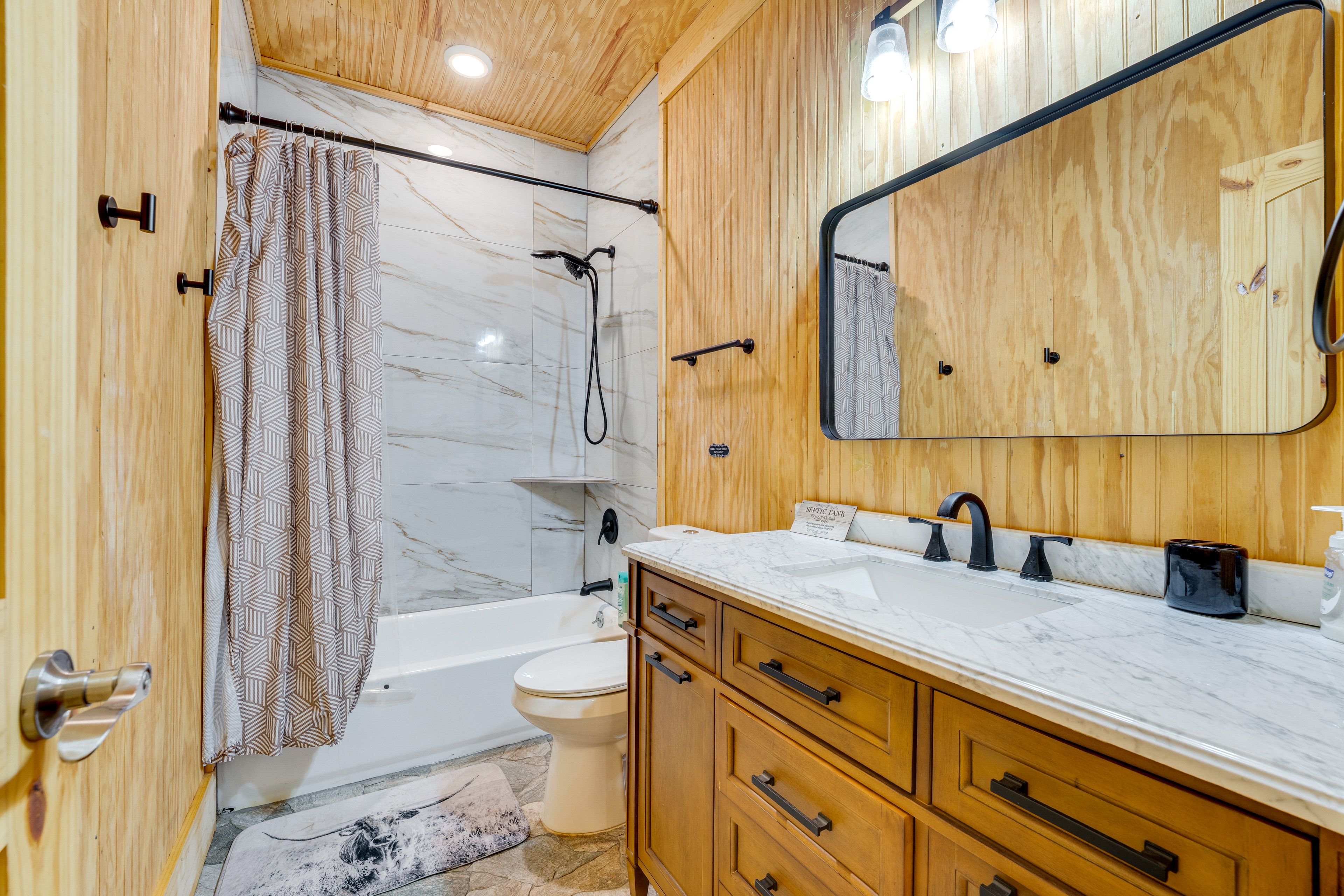 Full Bathroom | Towels Provided