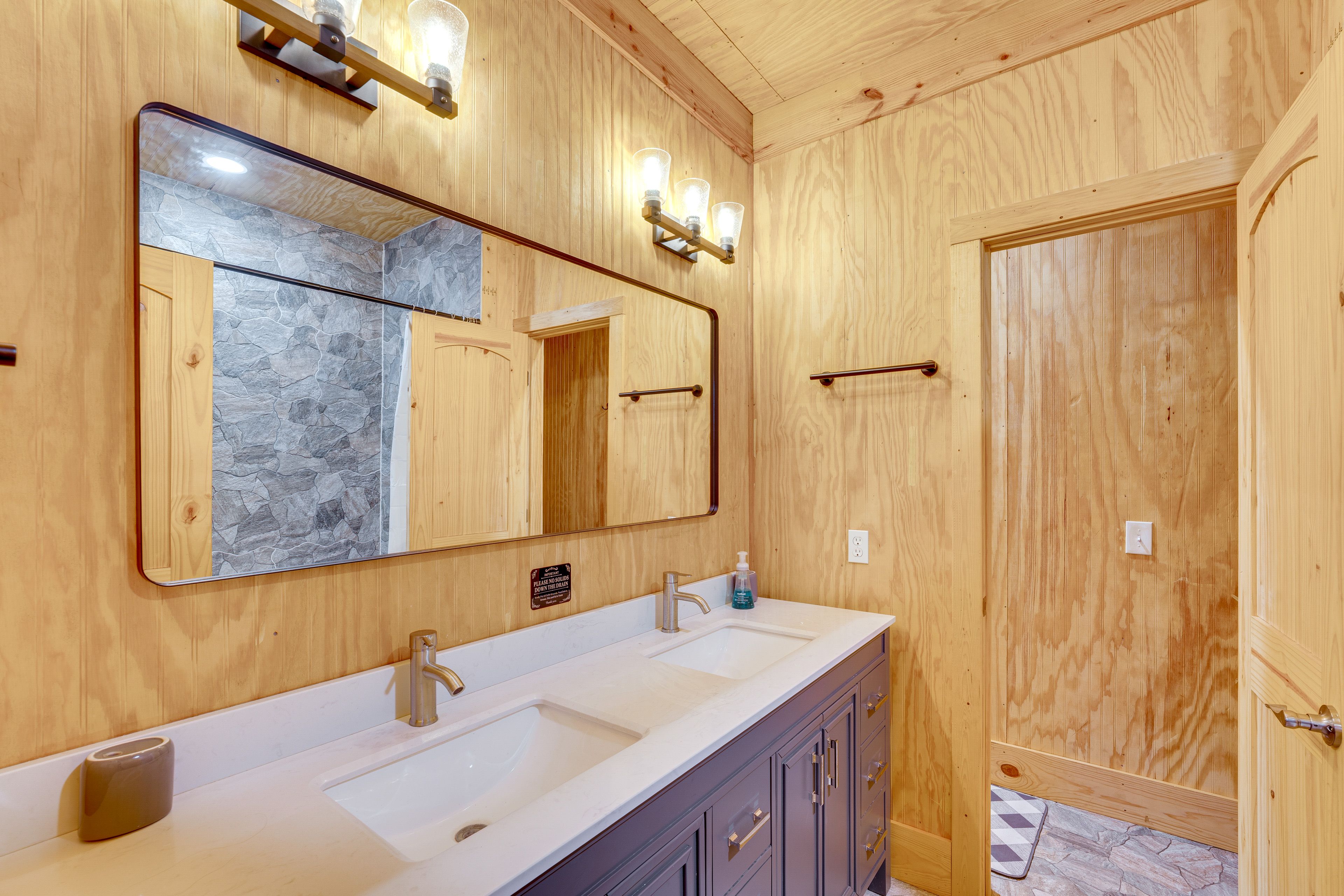 Full Bathroom | Towels Provided
