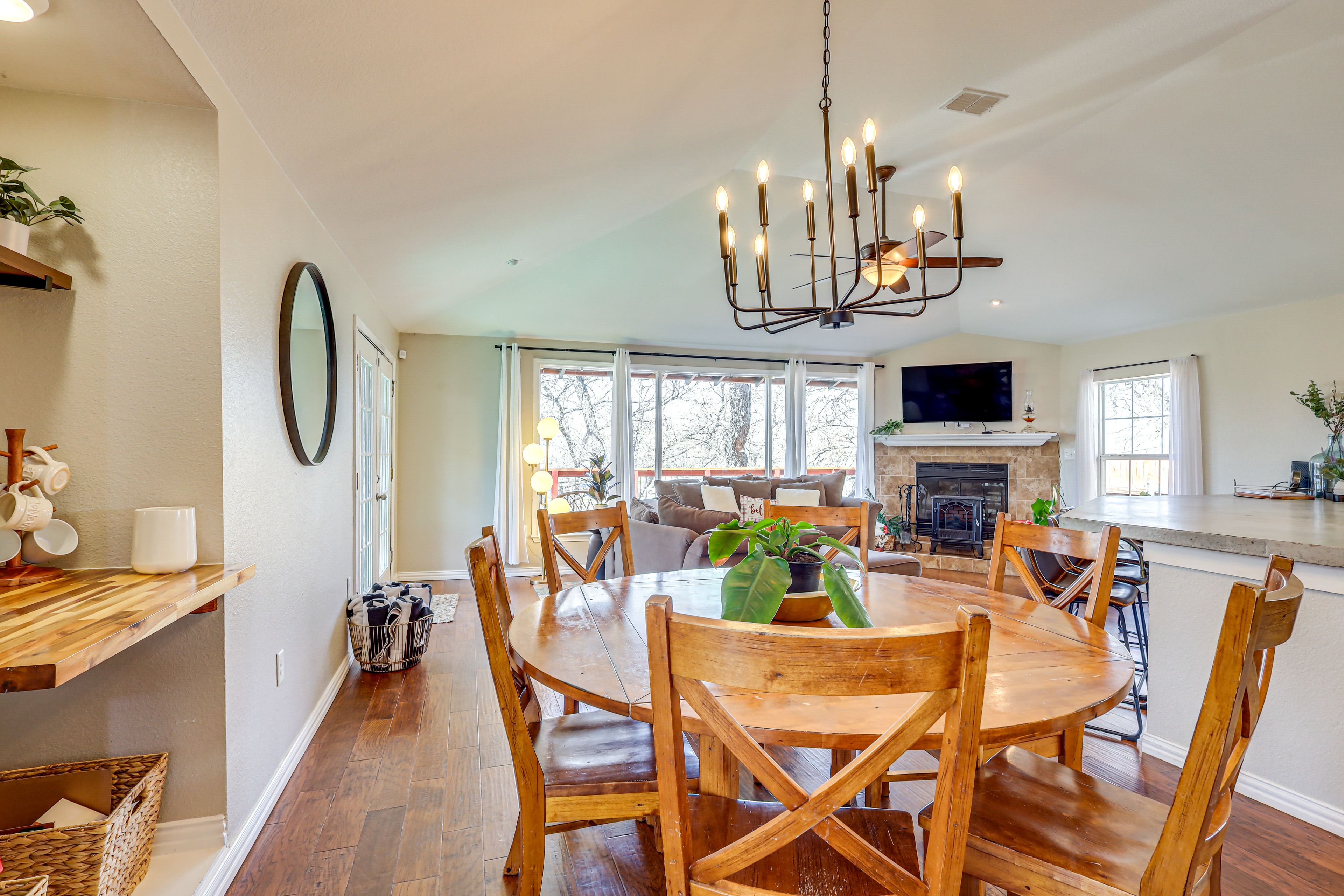 Interior | Dining Space | Living Room