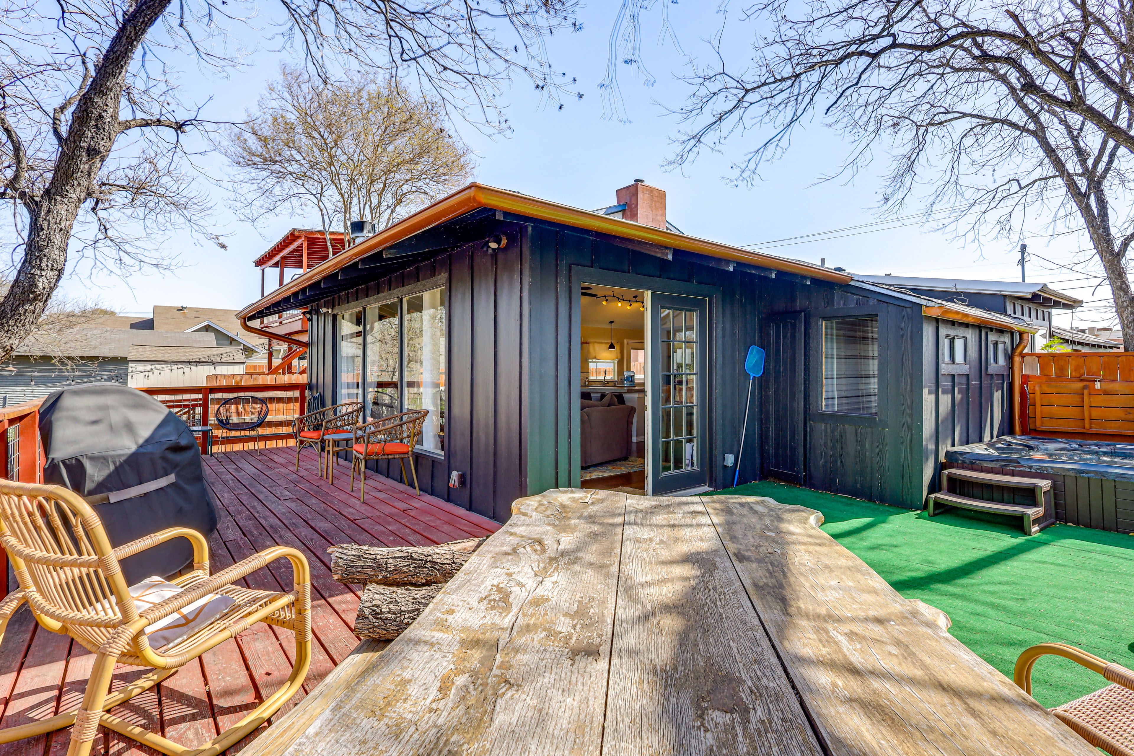 Deck | Hot Tub | Gas Grill | Charcoal Grill