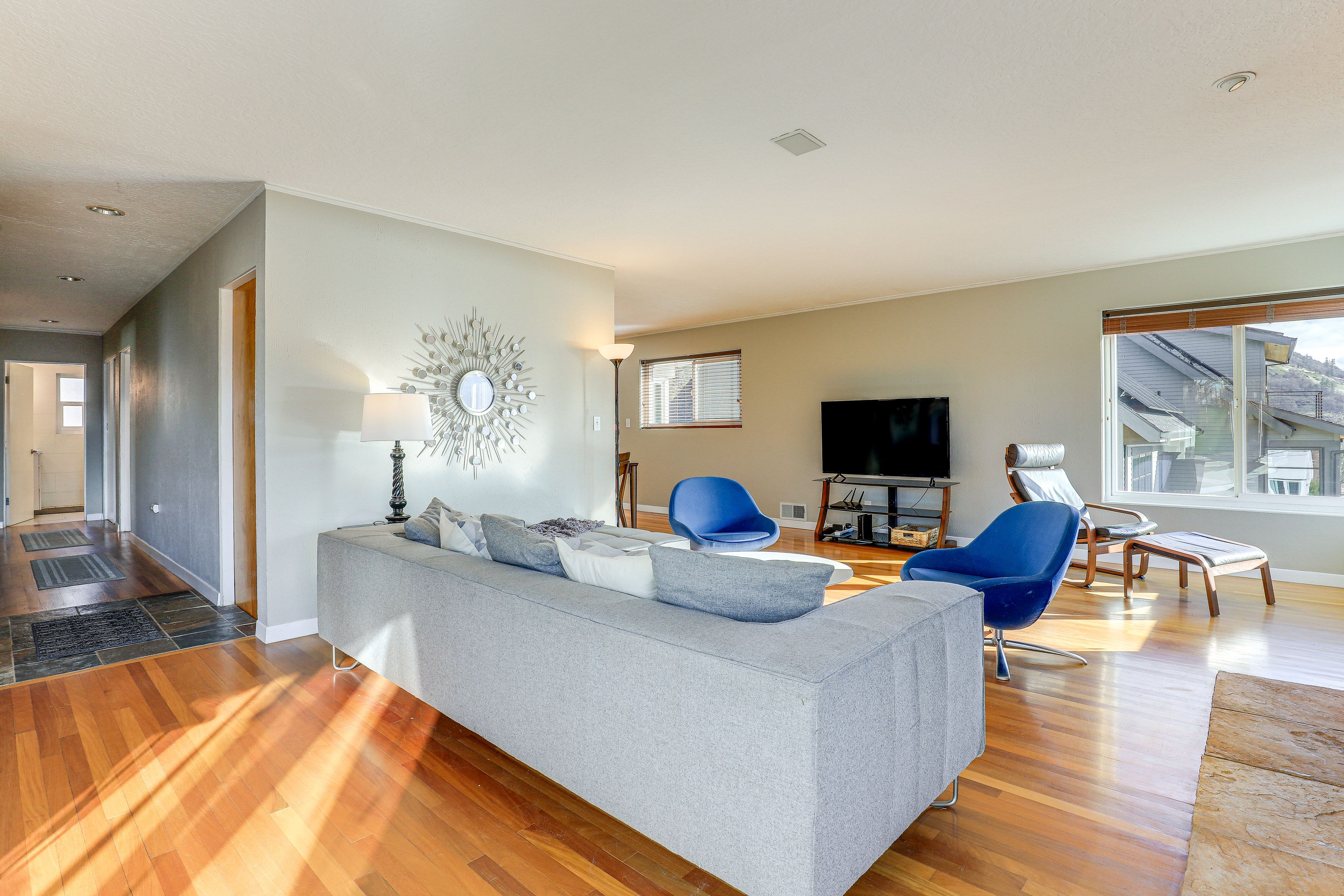 Living Room | Roku TV | Free WiFi | Main Level