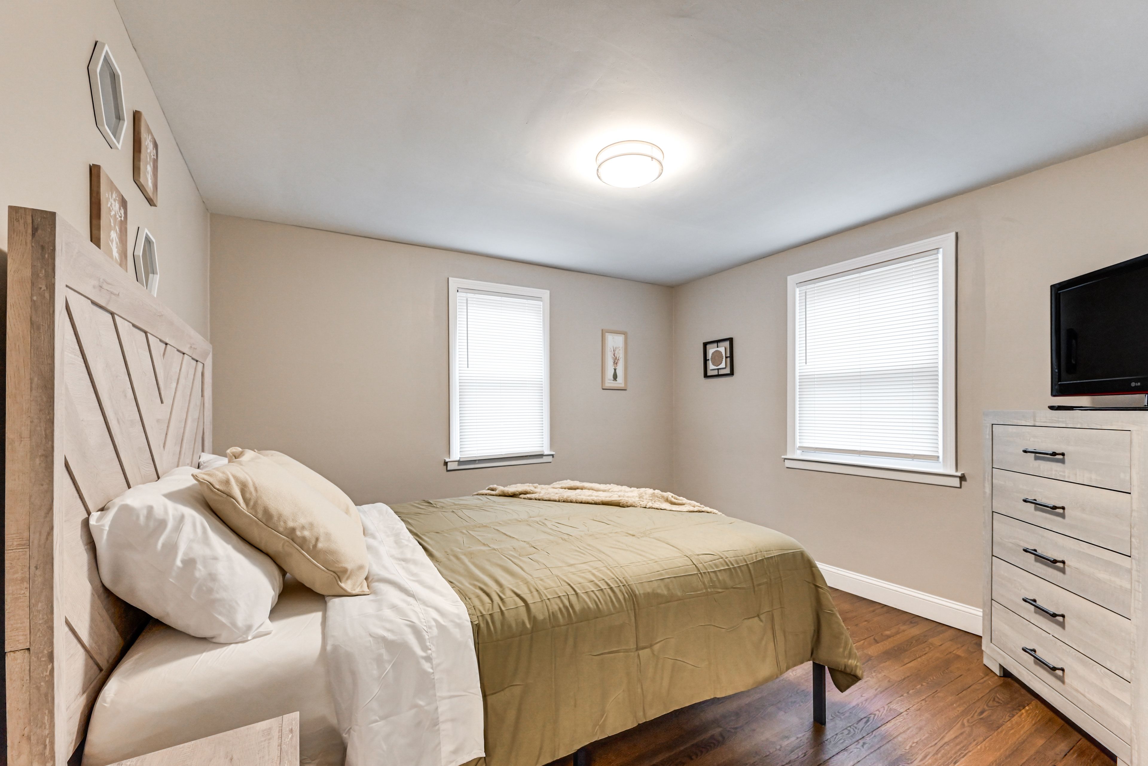 Bedroom 2 | Queen Bed