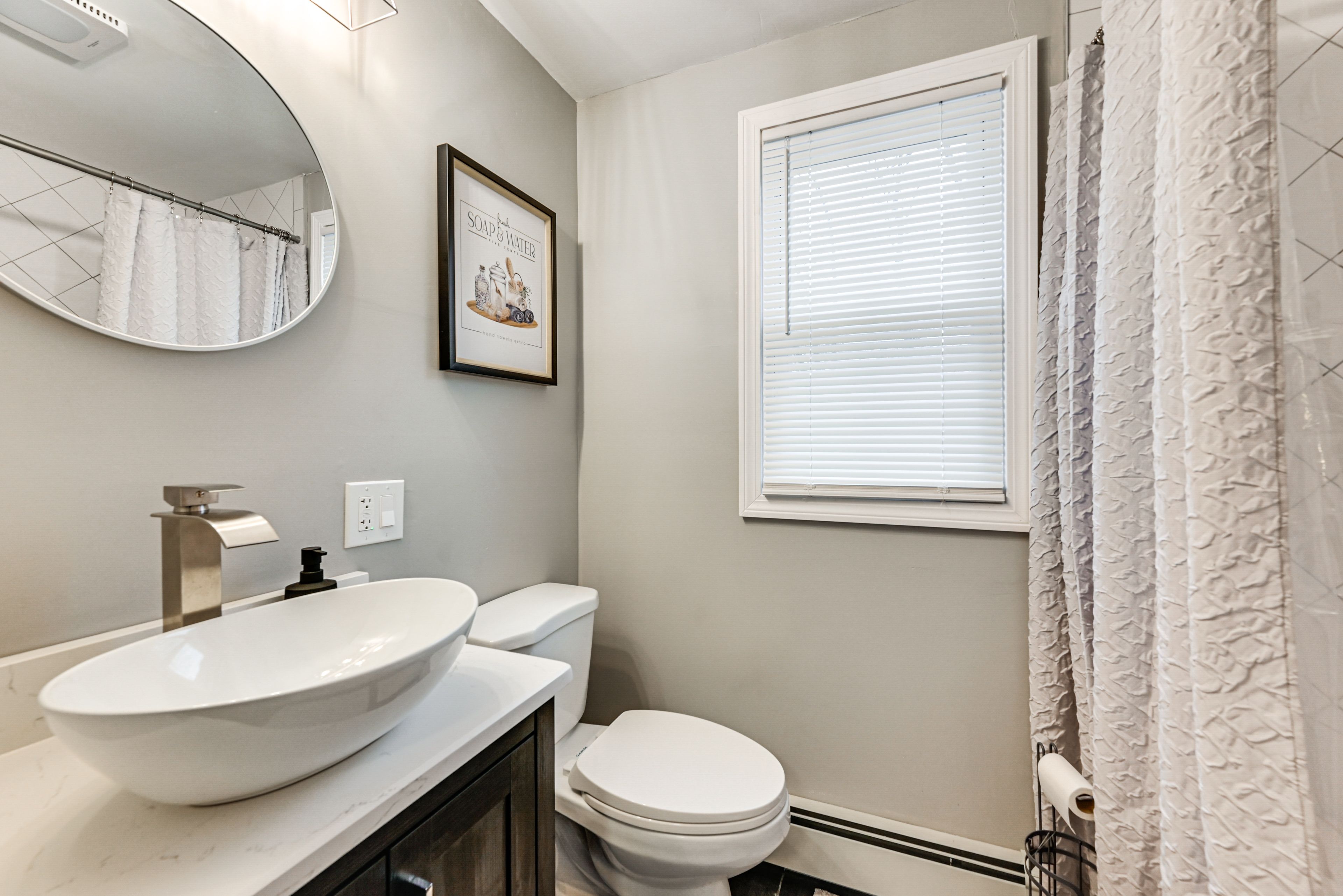 Full Bathroom | Towels Provided