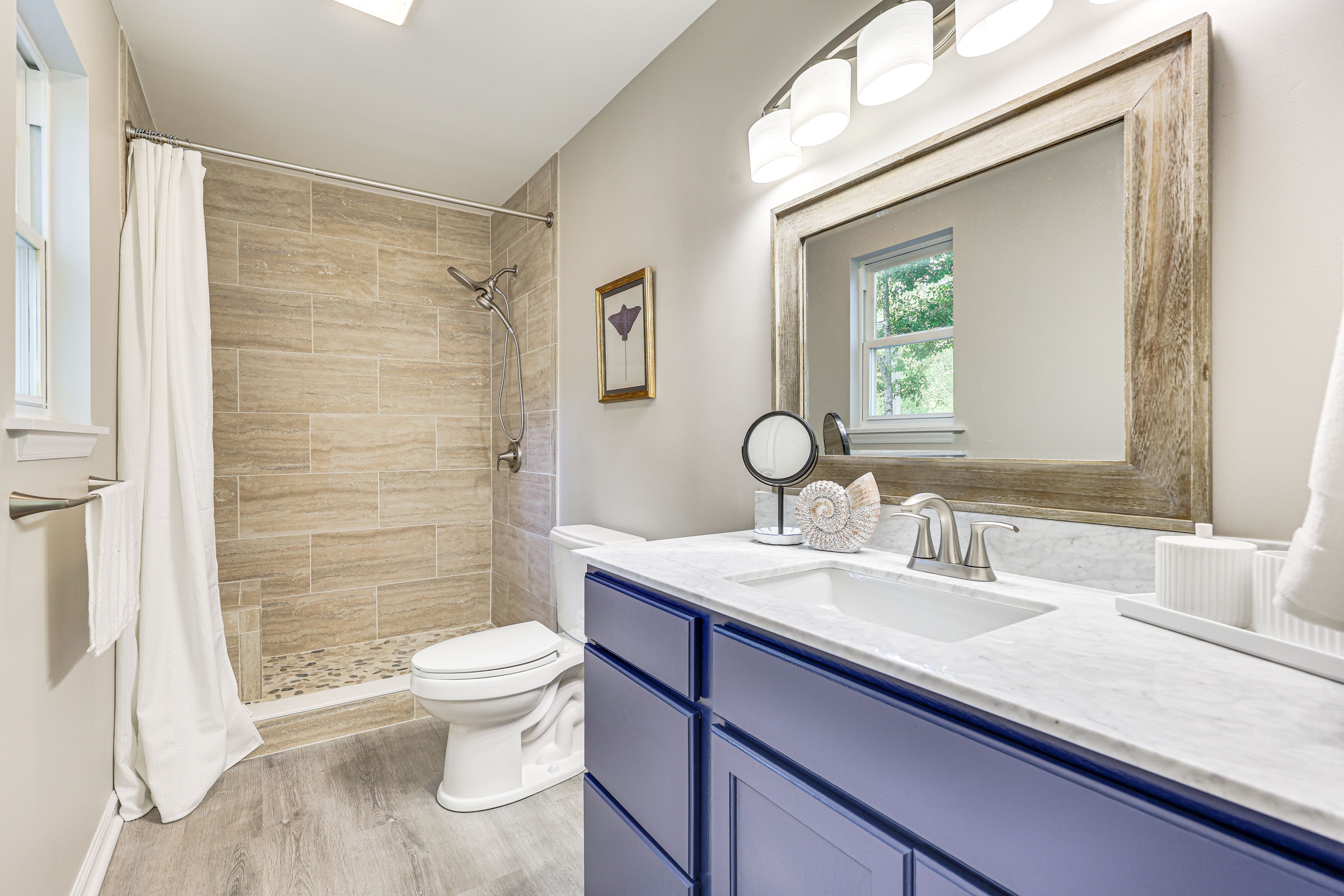 En-Suite Bathroom | Main Floor | Towels Provided
