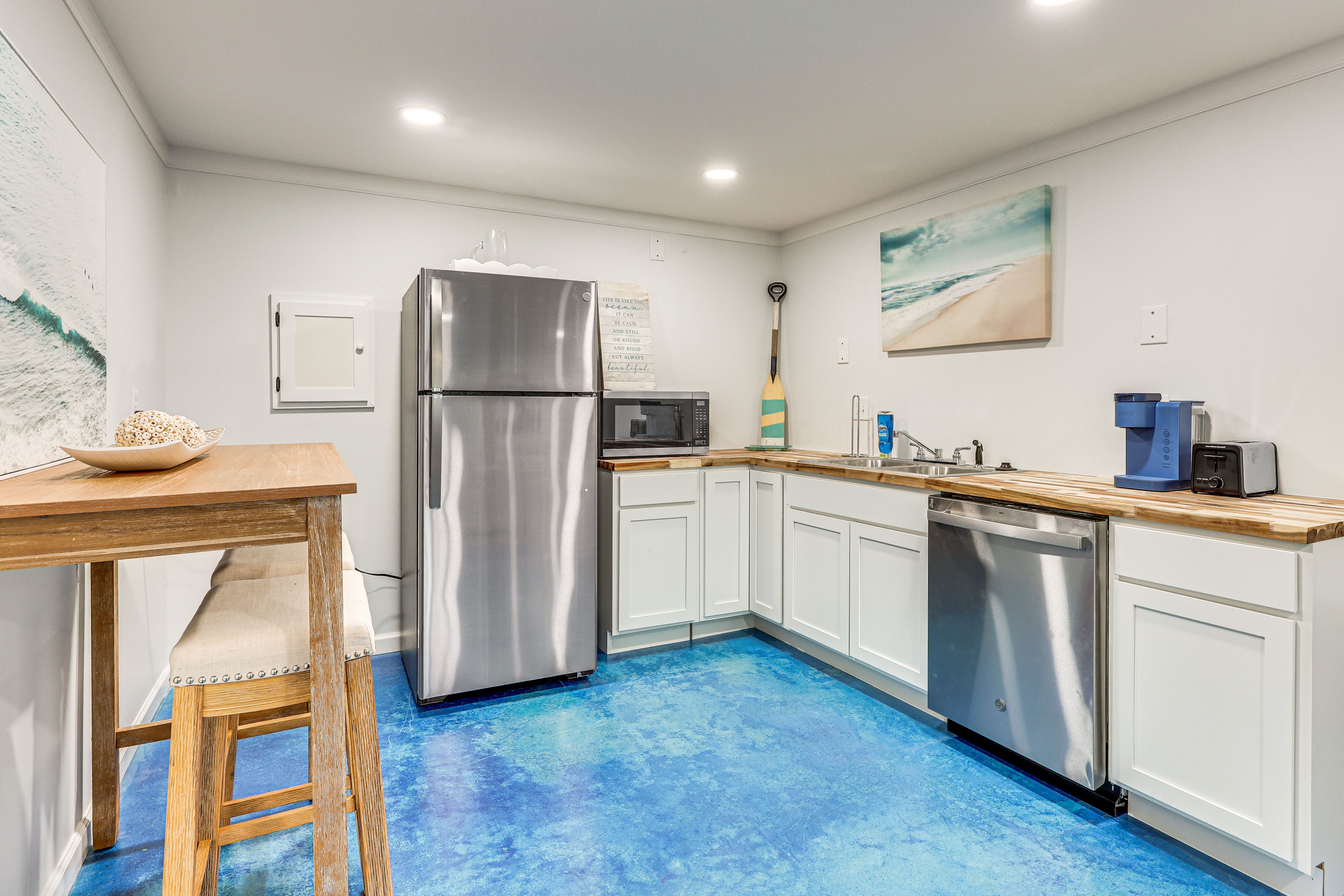 Kitchenette | Ground Floor | 1 Interior Step Required | Keurig | Dishwasher