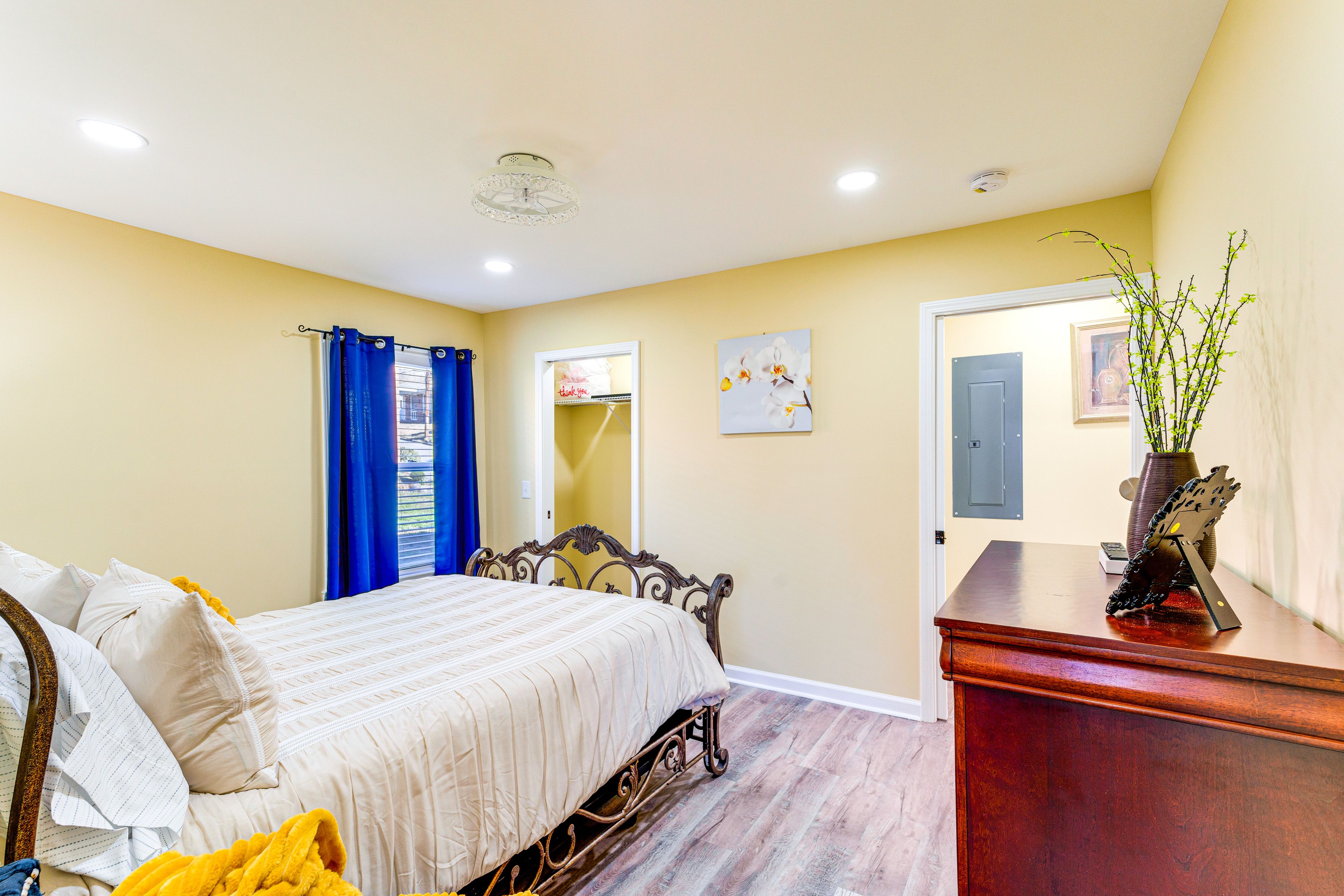 Bedroom 2 | Queen Bed