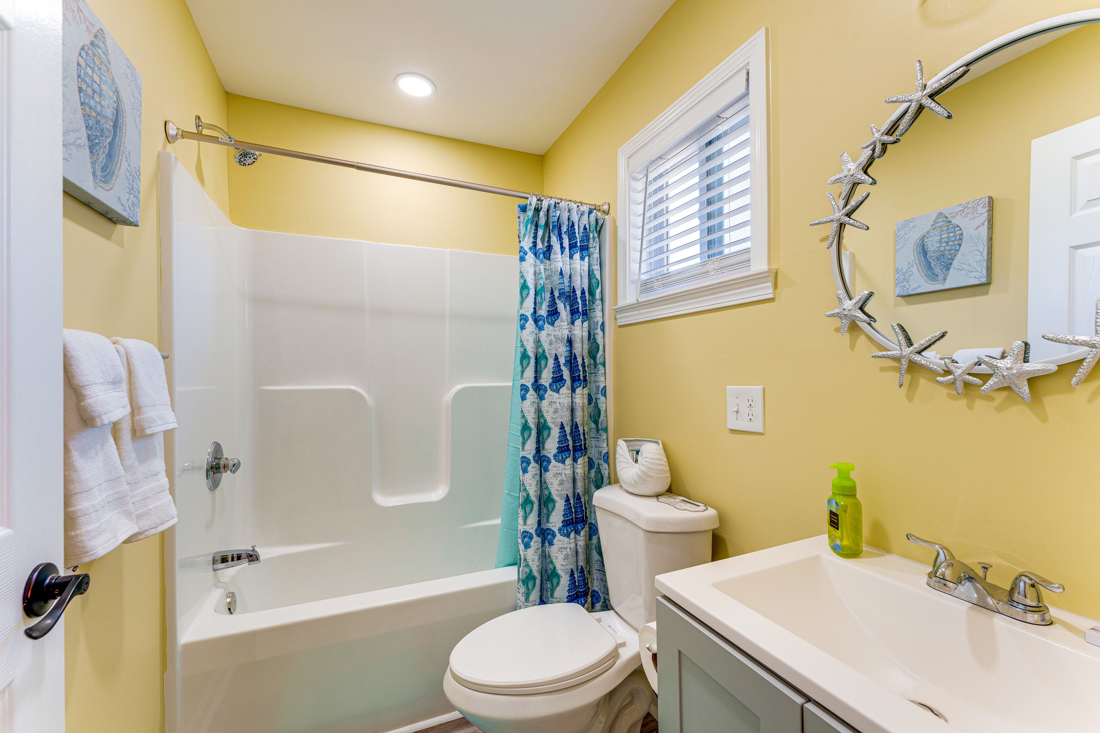 Full Bathroom | Towels Provided