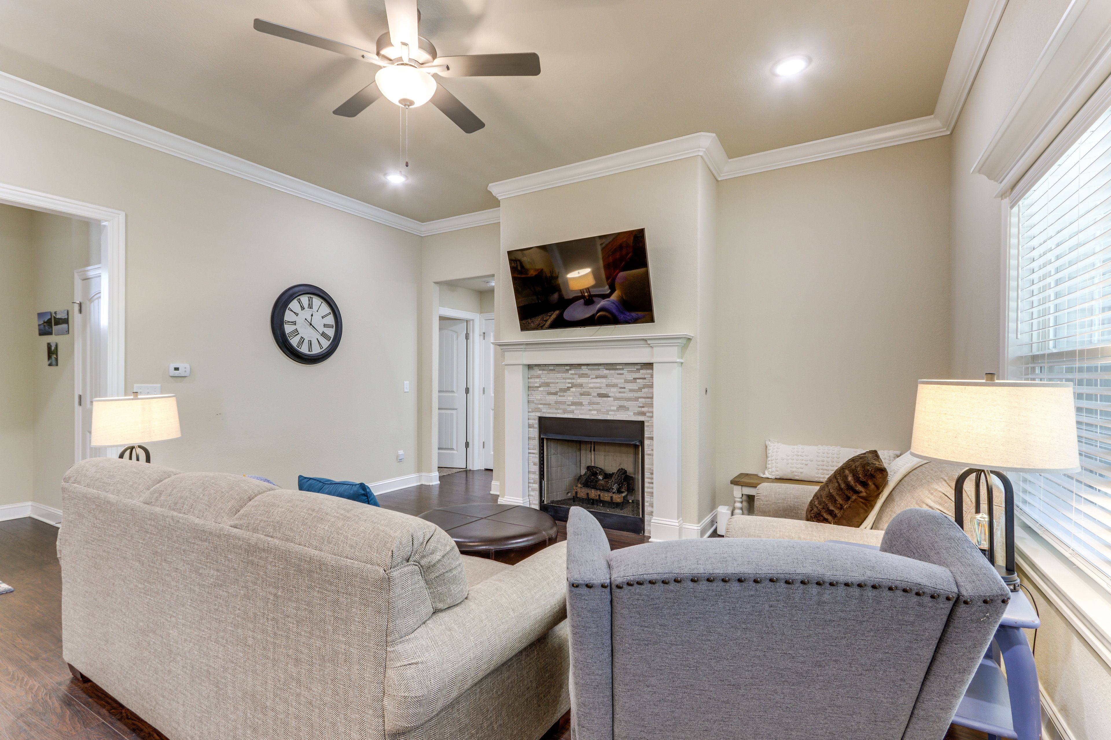 Living Room | Free WiFi | Central A/C & Heat | Smart TV