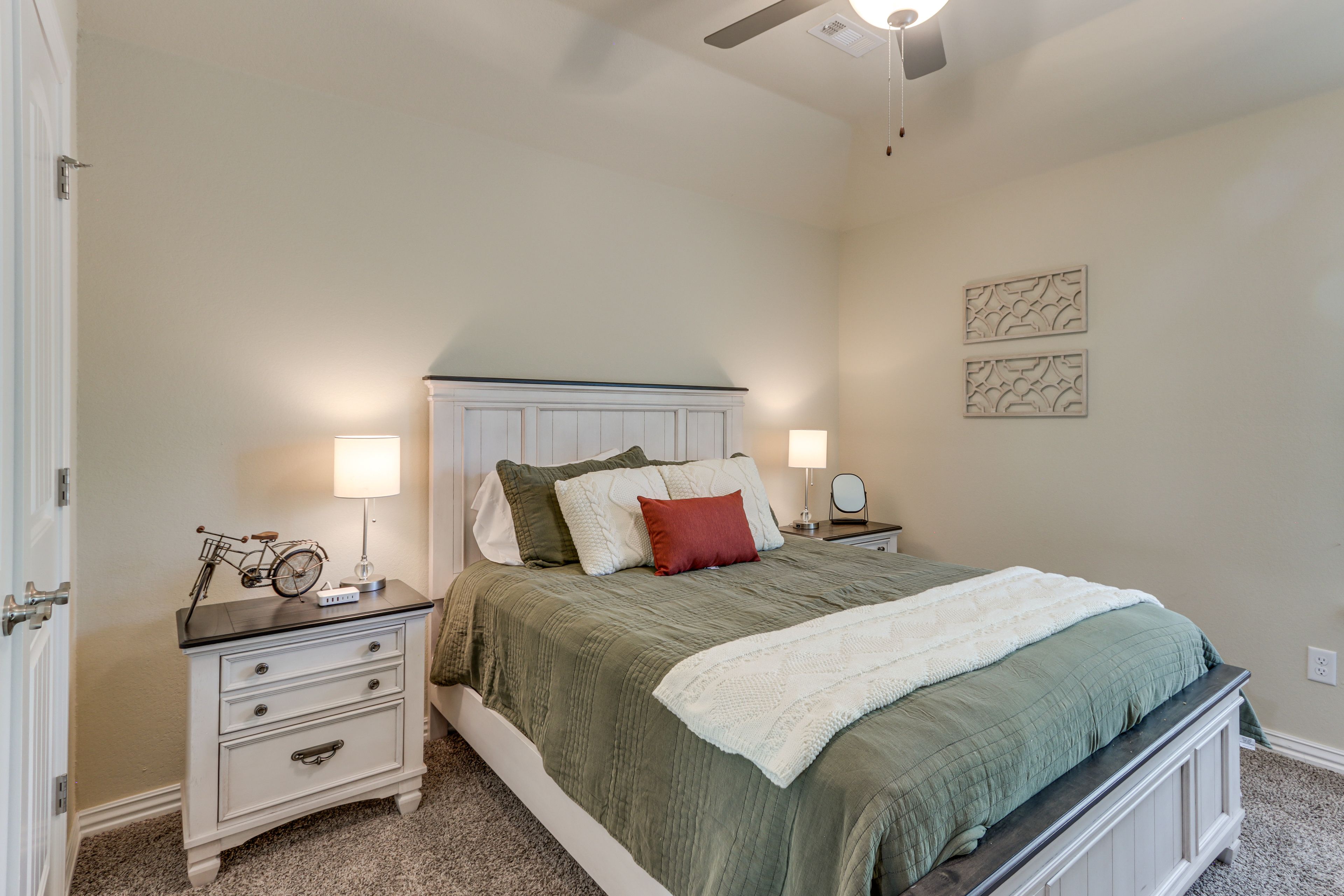 Bedroom 2 | Queen Bed