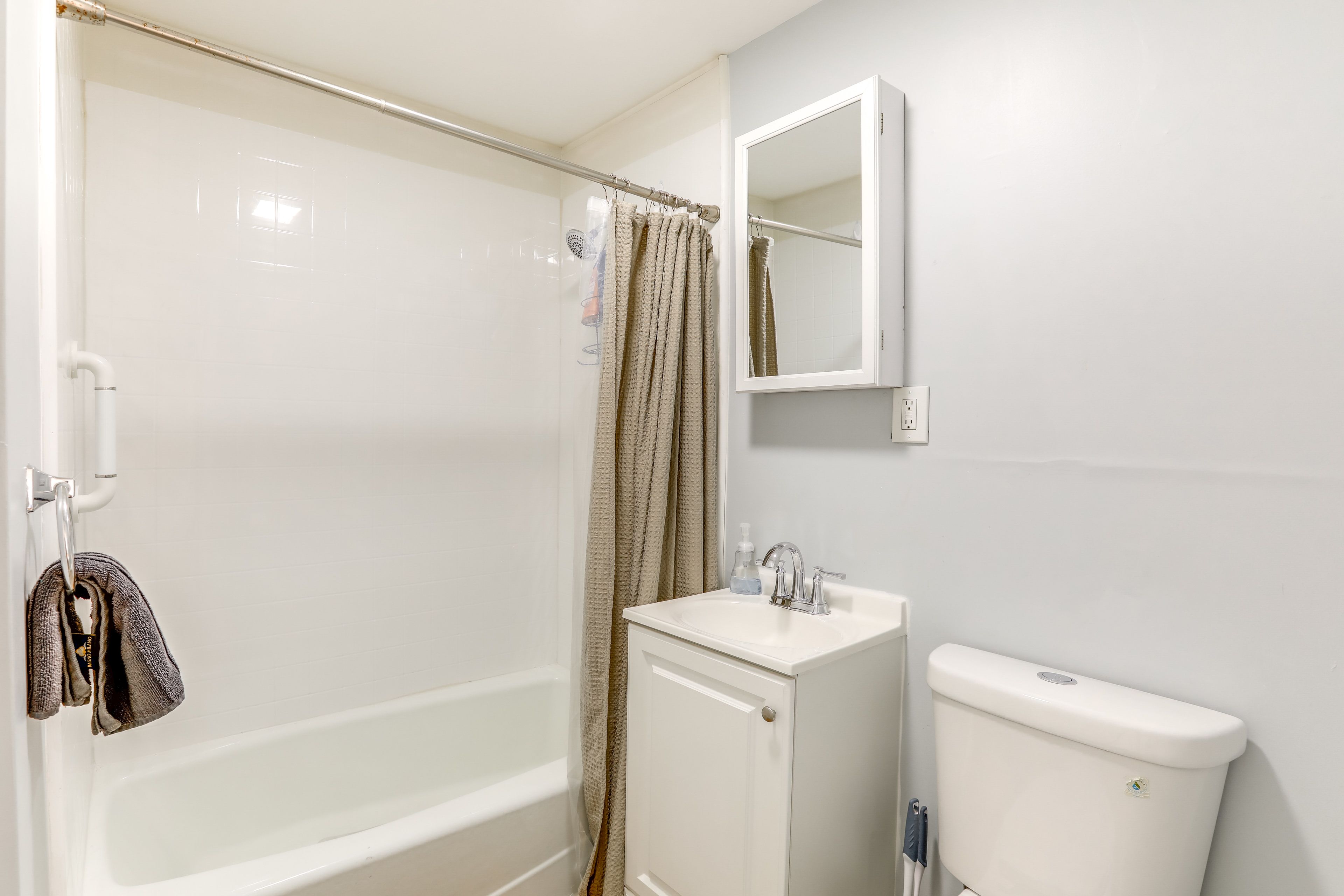 Full Bath | Towels | Hair Dryer | Upper Level