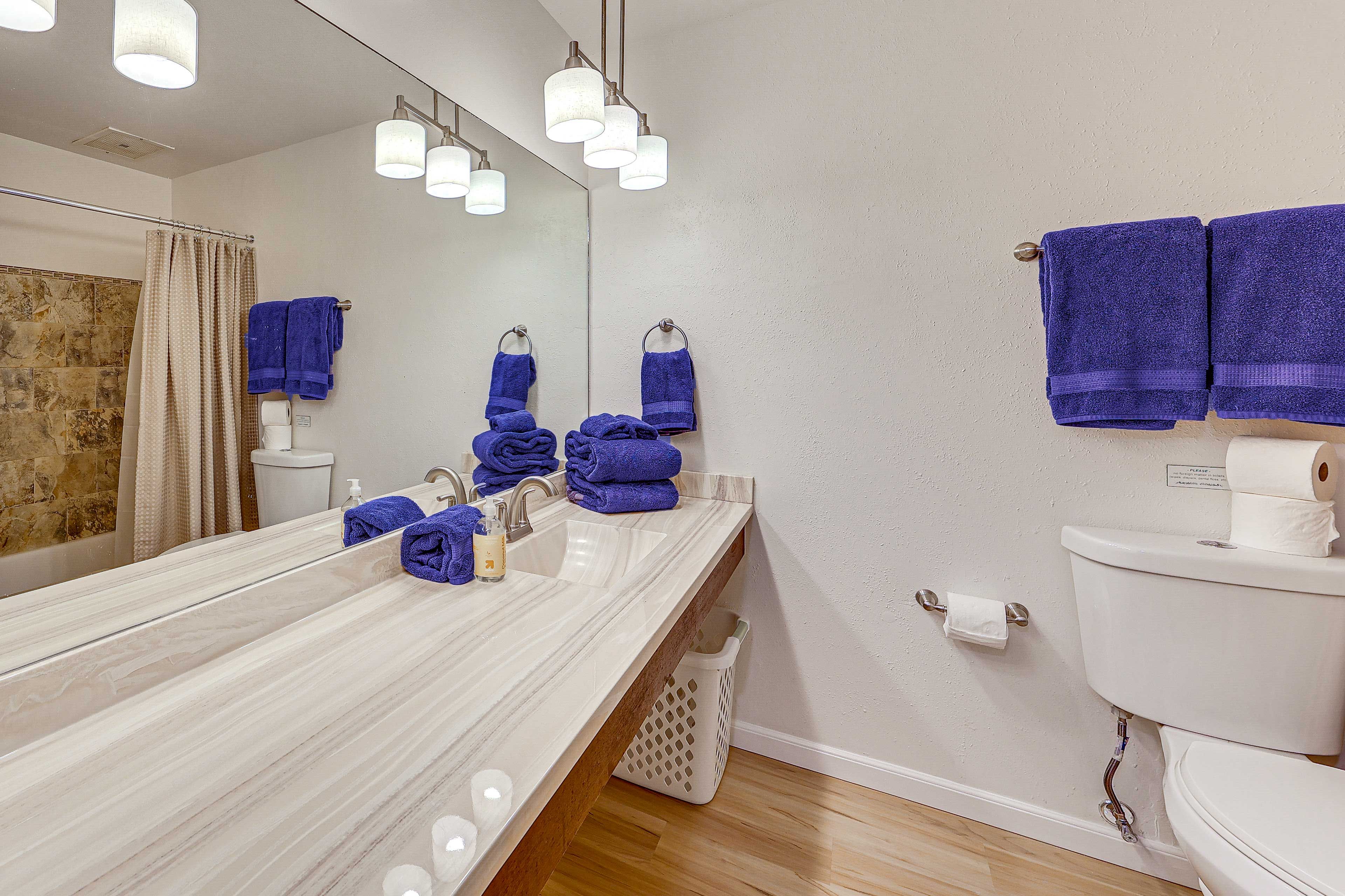 Full Bathroom | Towels Provided
