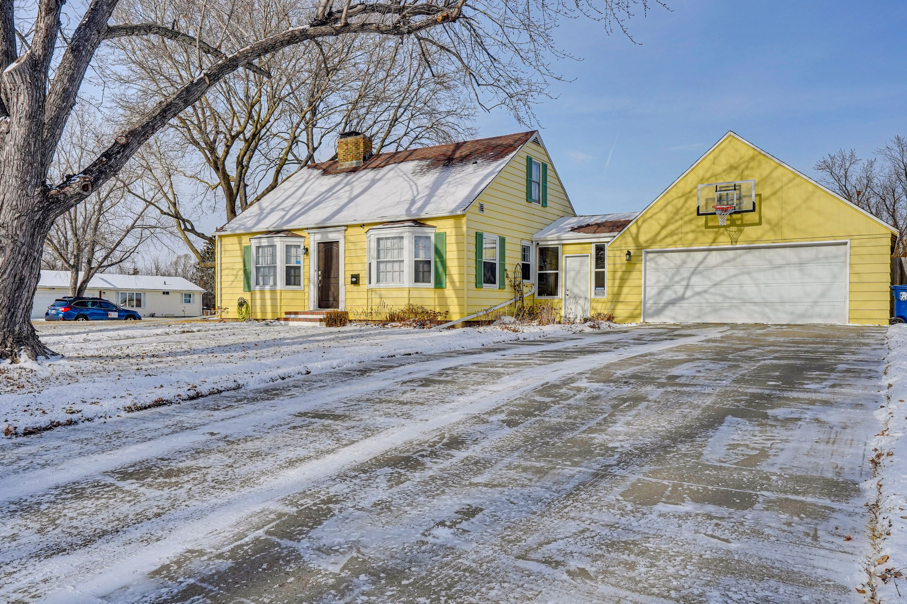 Parking | Driveway (4 Vehicles) | Free Street Parking (First-Come, First-Served)