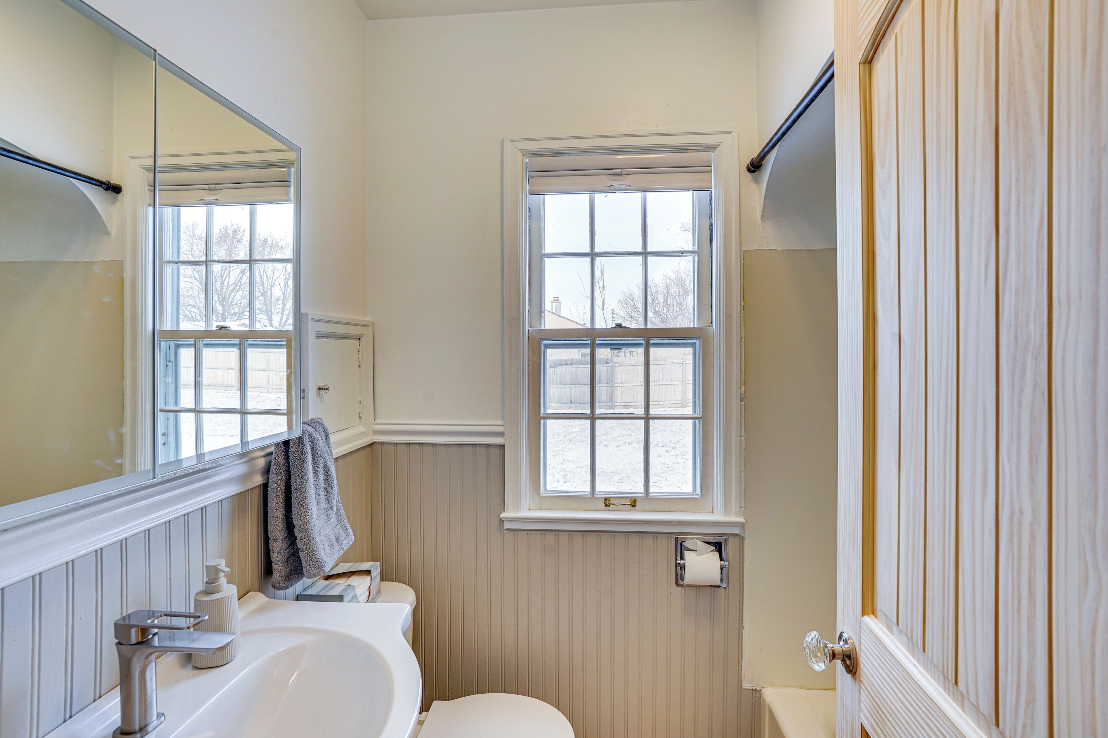 Full Bathroom | 1st Floor | Towels Provided