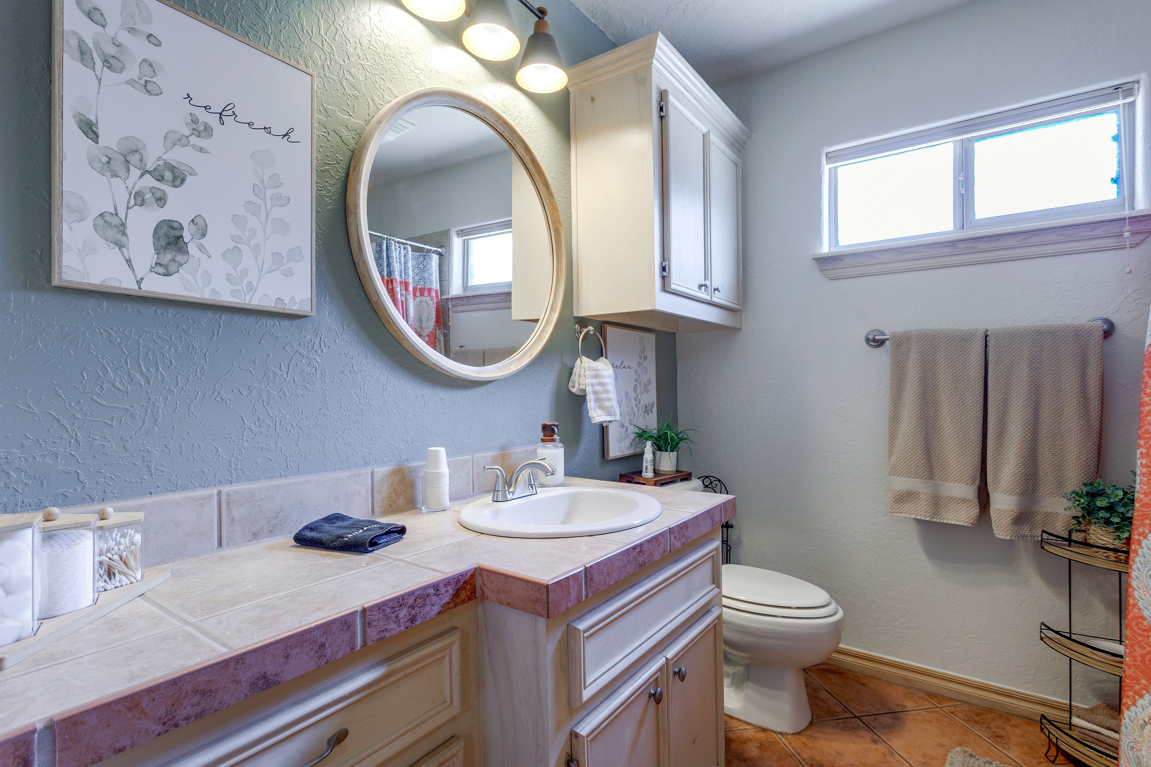 Full Bathroom | Towels Provided