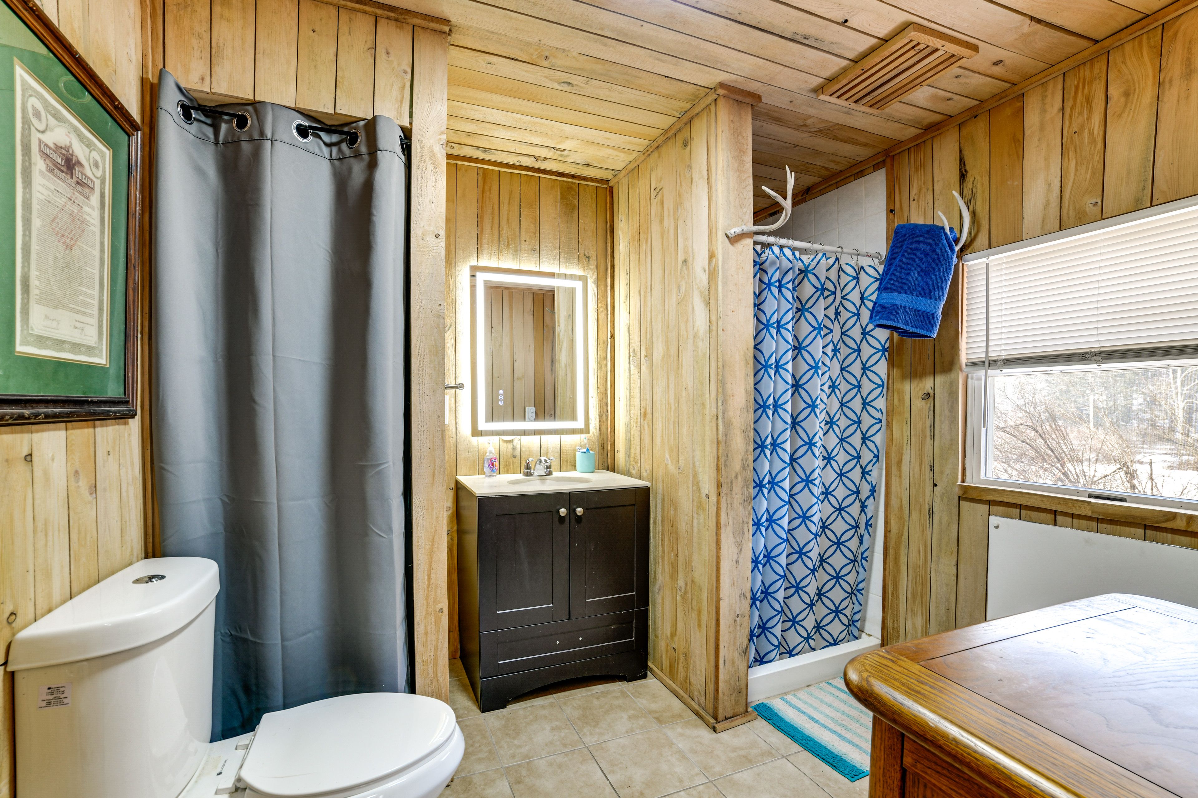 Full Bathroom | 1st Floor | Towels Provided