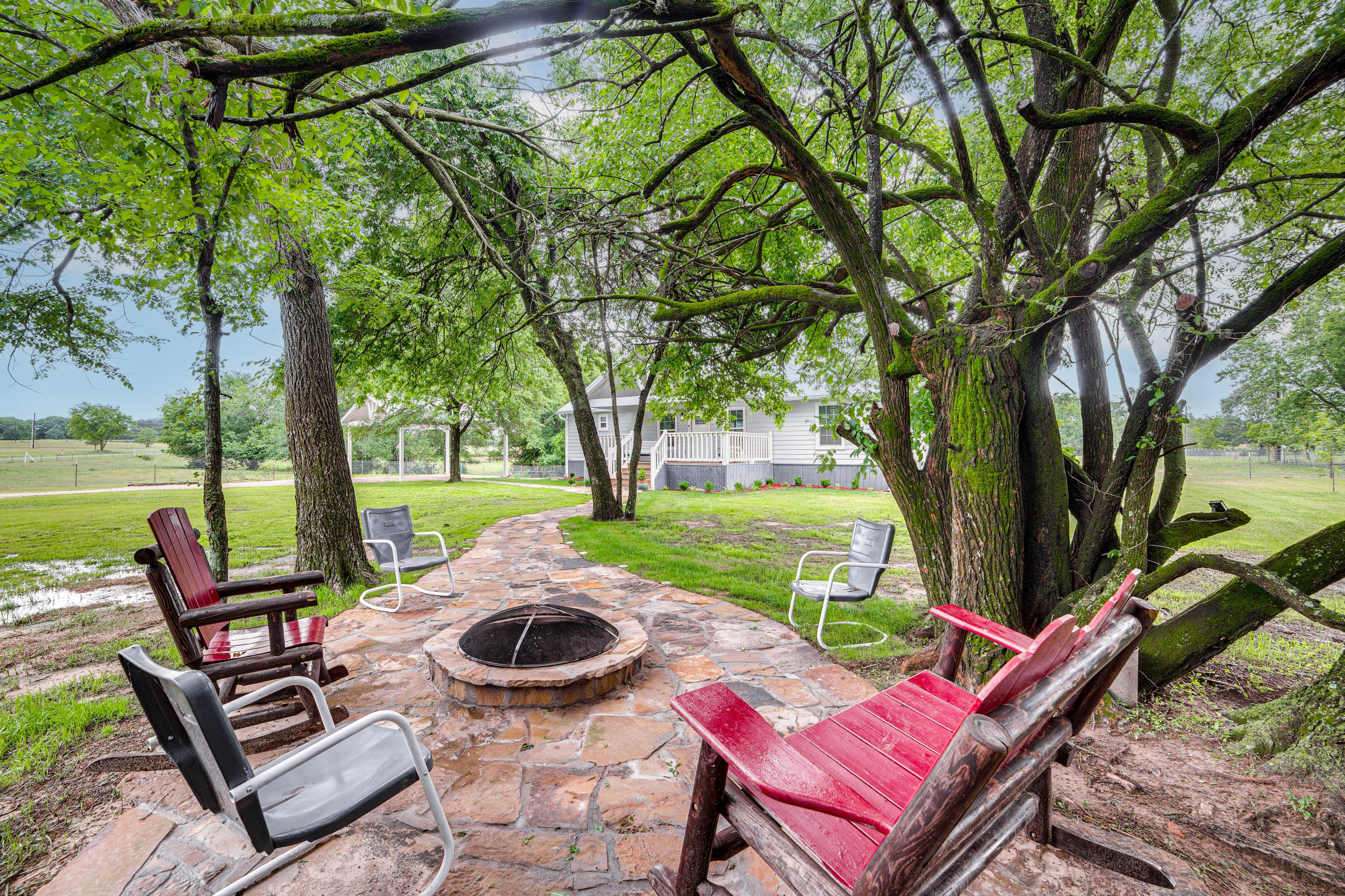 Wood-Burning Fire Pit | Self Check-In | 14-Acre Fishing Pond On-Site