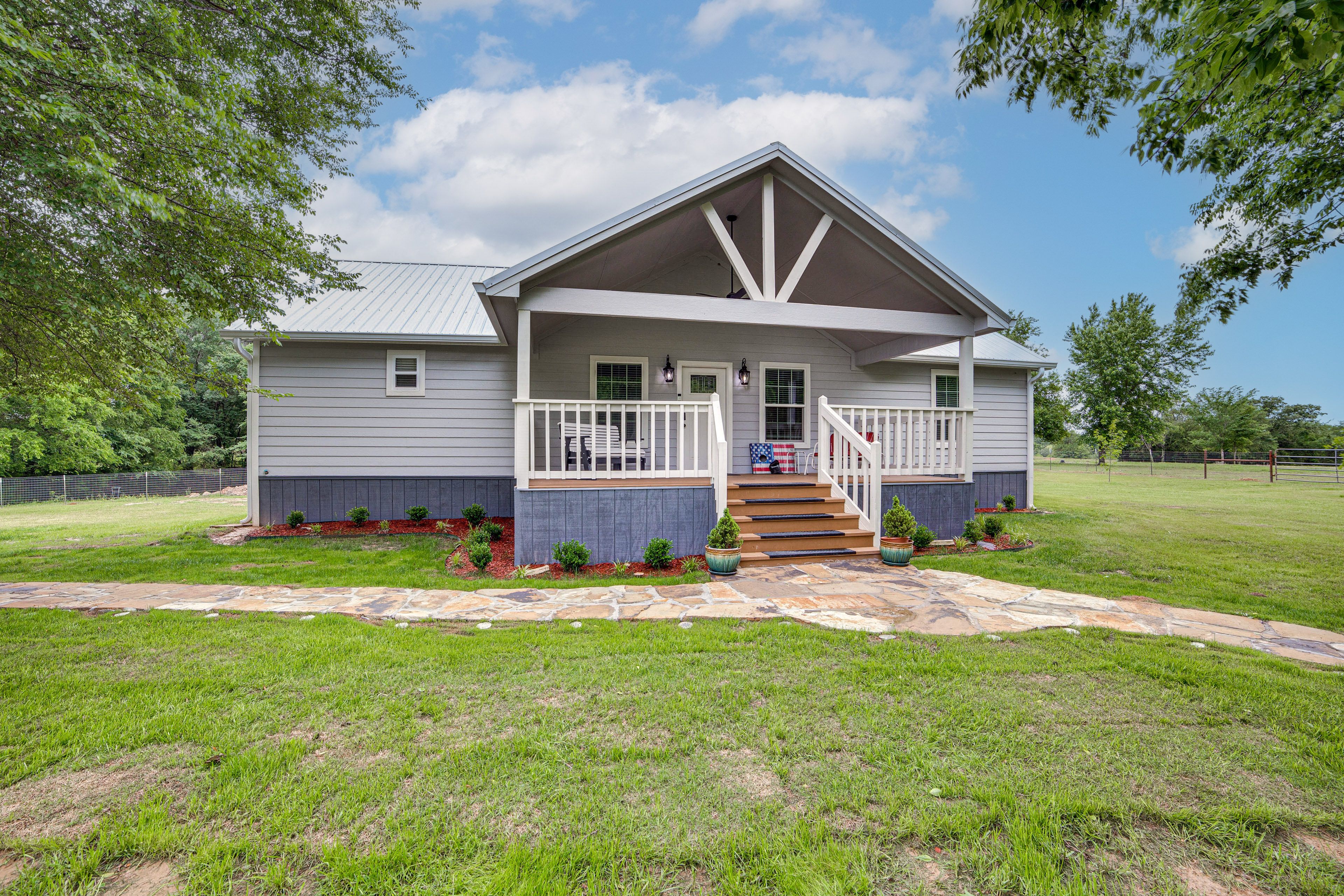 Yantis Vacation Rental | 3BR | 2BA | 1,500 Sq Ft | 5 Steps to Enter