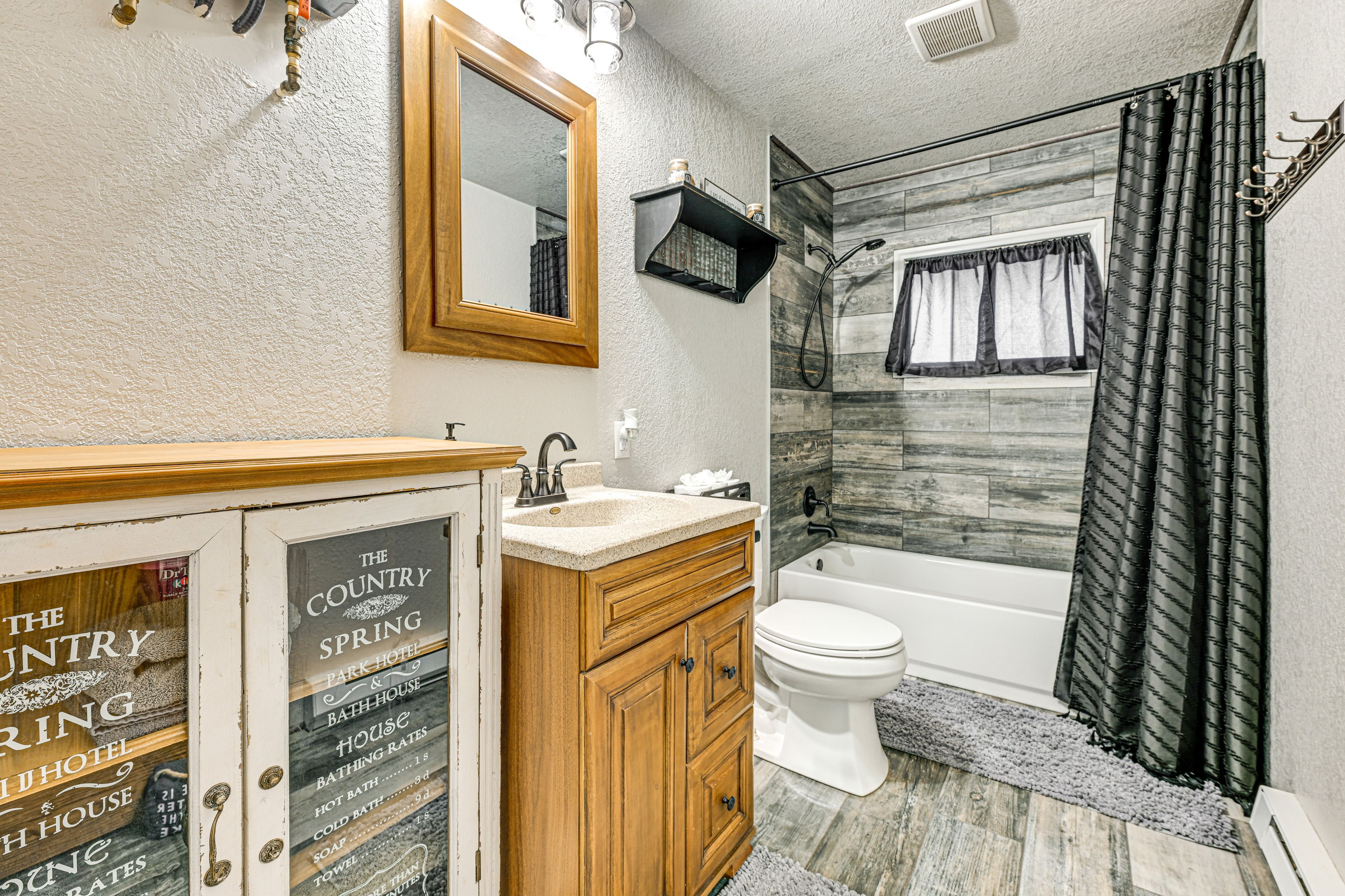 Full Bathroom | Complimentary Toiletries | Towels Provided