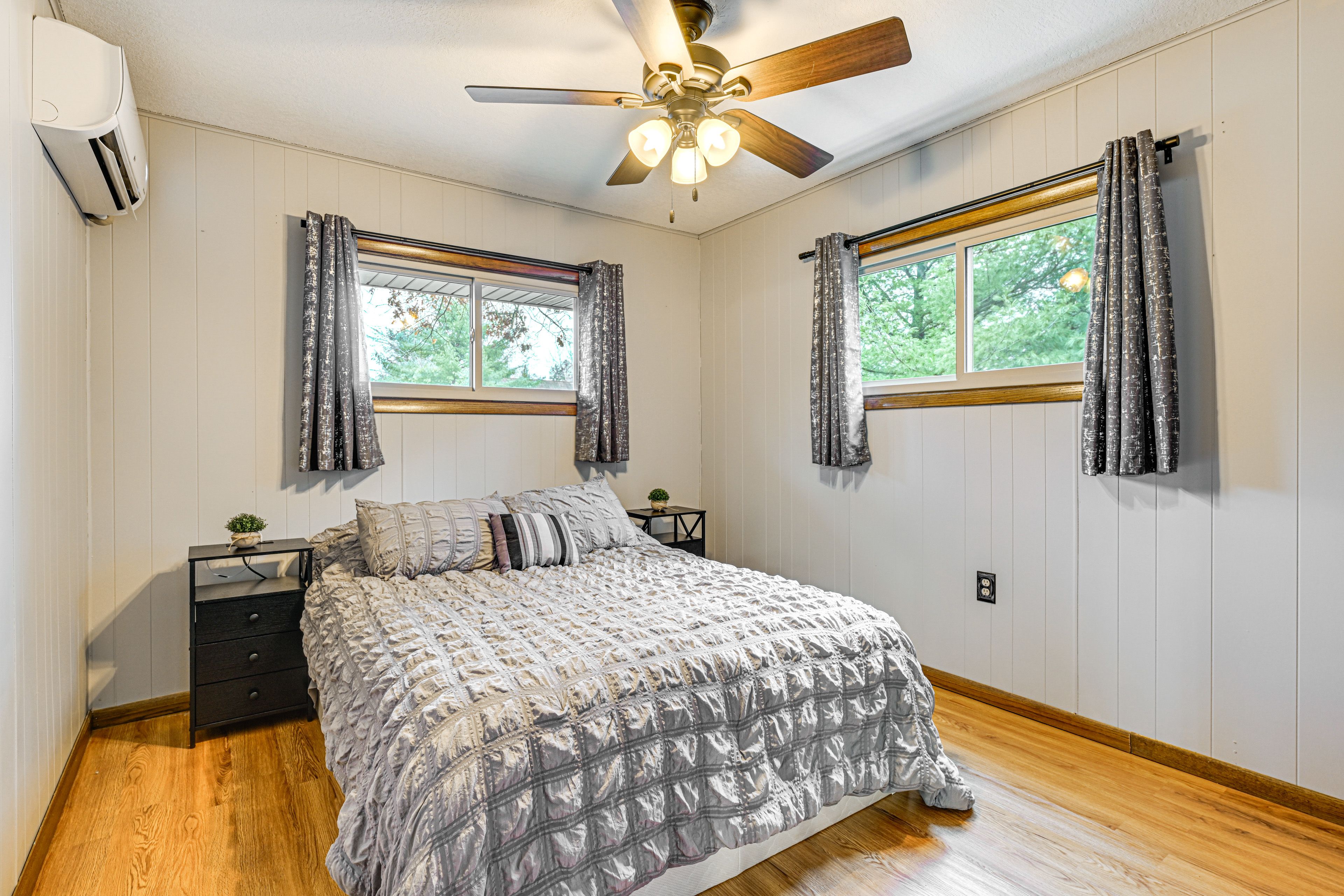 Bedroom 2 | Queen Bed