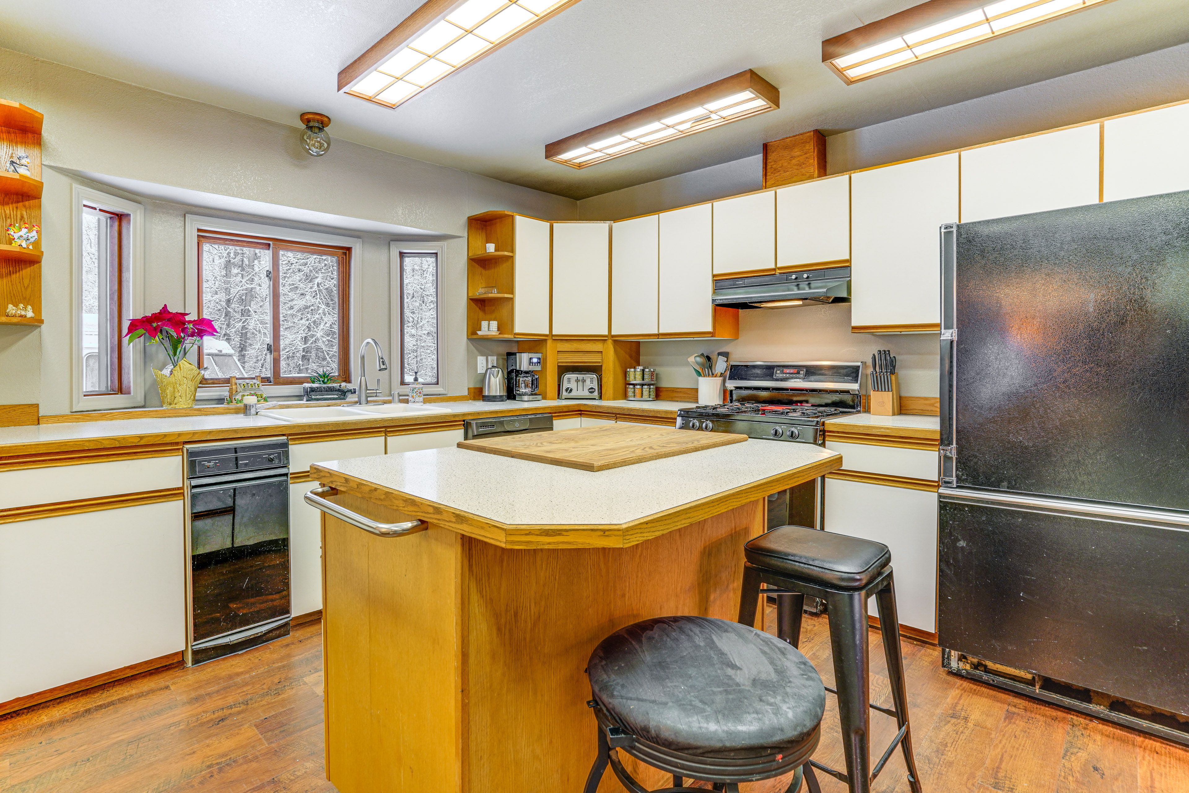 Kitchen | Drip Coffee Pot | Toaster | Dishwasher | Spices