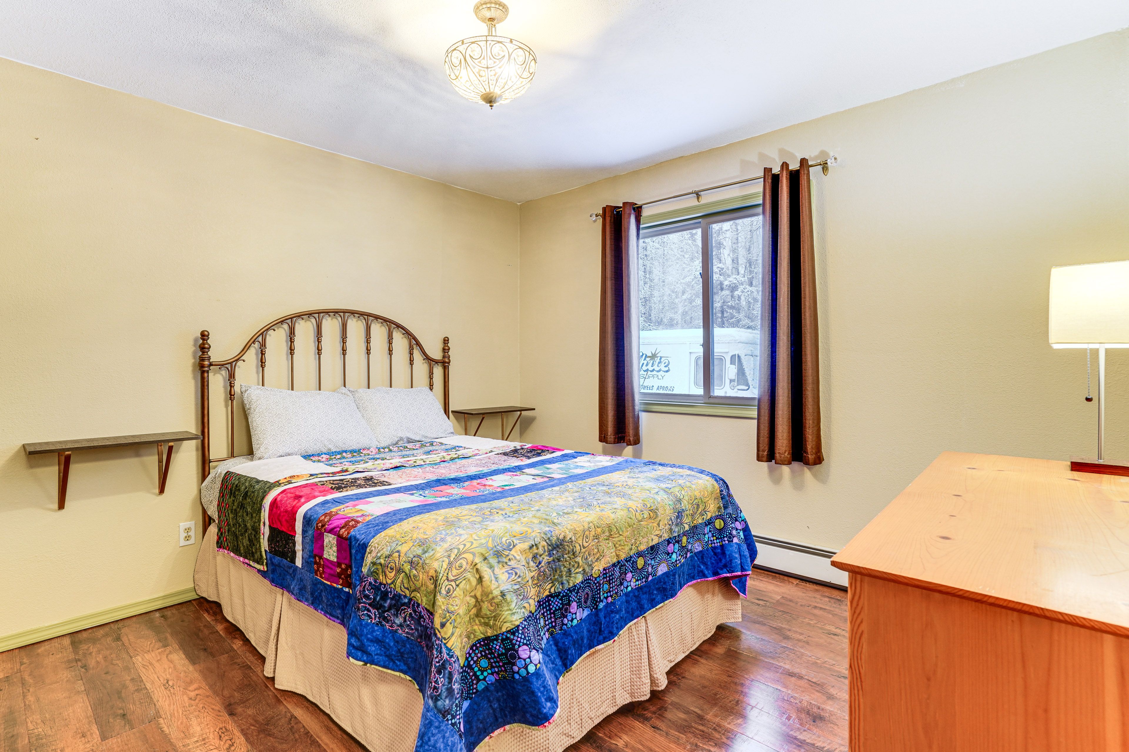 Bedroom 2 | Queen Bed