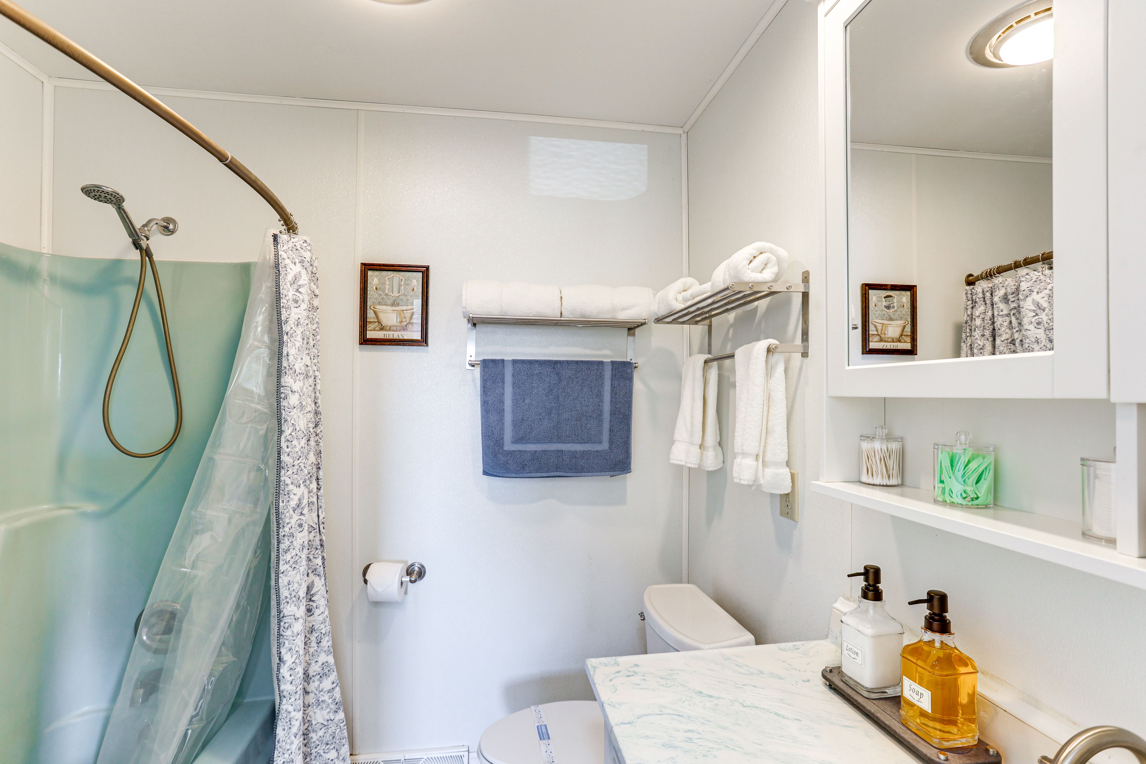 Full Bathroom | 2nd Floor | Complimentary Toiletries | Hair Dryer