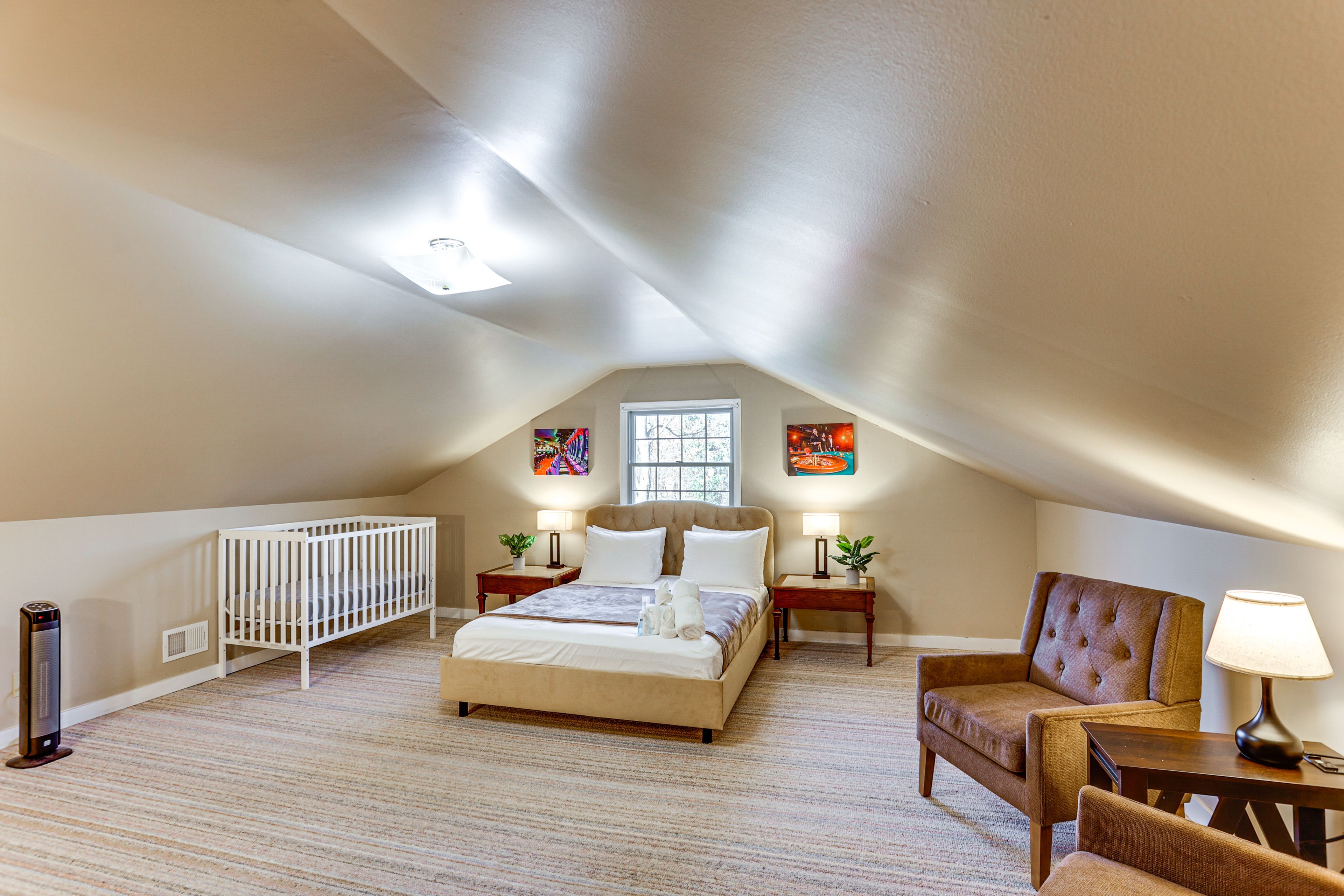 Bedroom 2 | 2nd Floor | Queen Bed | Twin Daybed | Crib | Smart TV