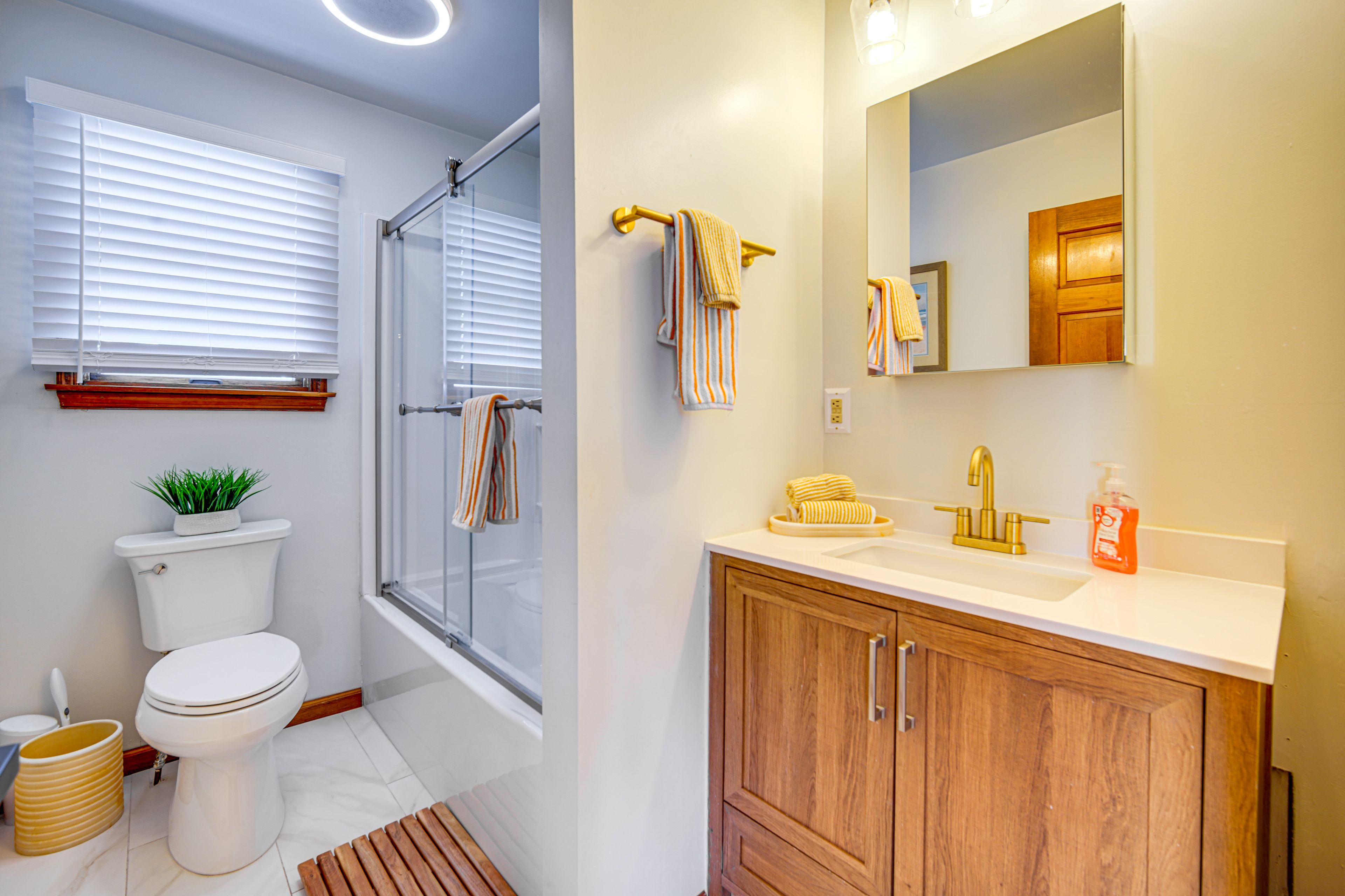 Full Bathroom | 1st Floor | Towels Provided