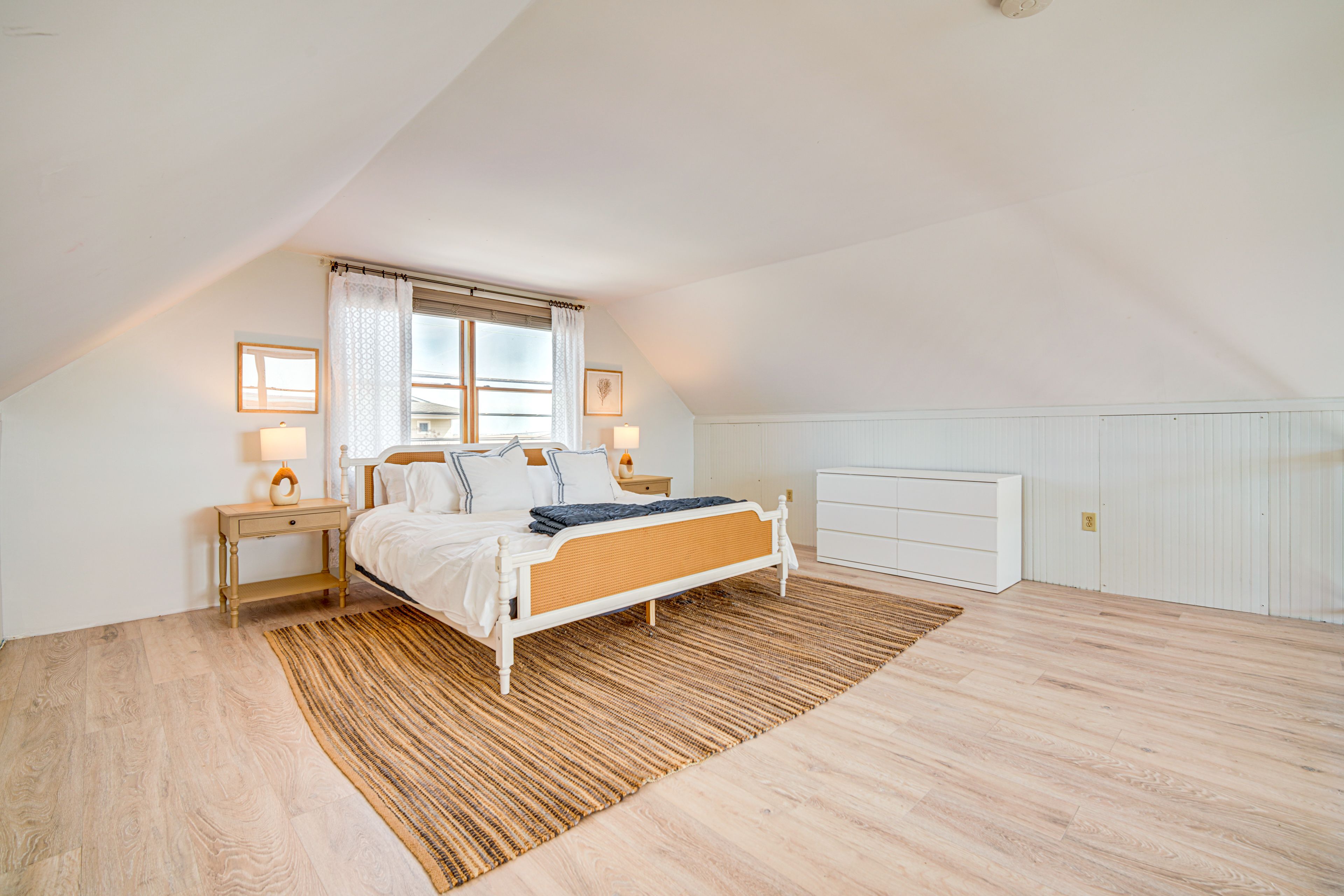 Loft | 2nd Floor | King Bed | Linens Provided