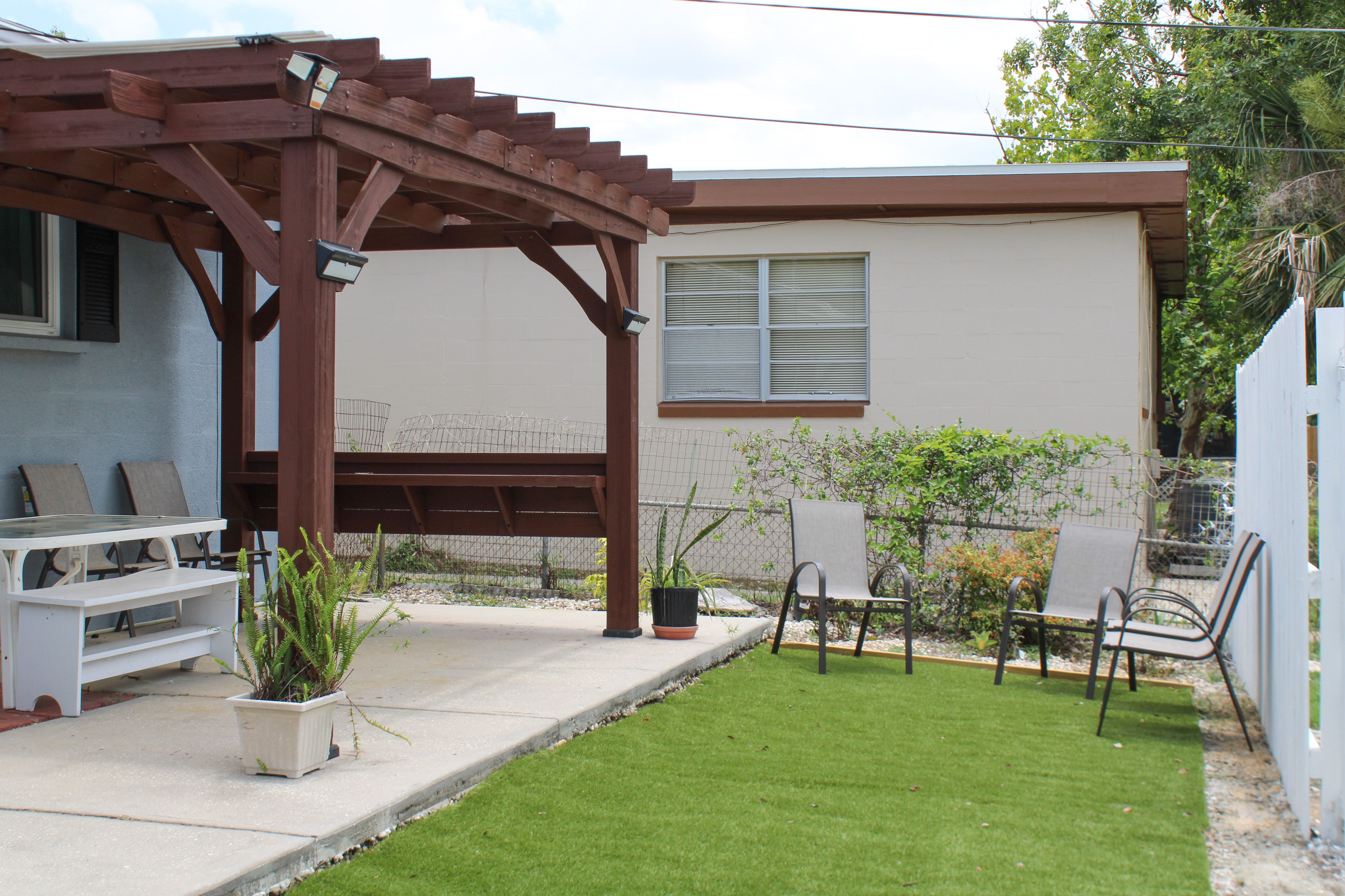 Pergola | Outdoor Dining Table | Single-Story Home